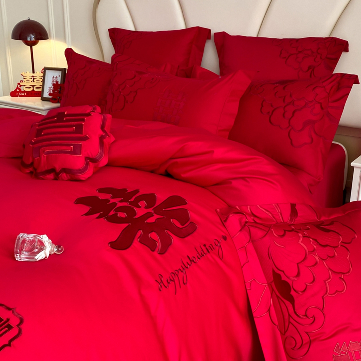 91家纺网 家纺一手货源 找家纺 博纳家纺 2025新款亲肤棉婚庆绣花款四件套 喜悦