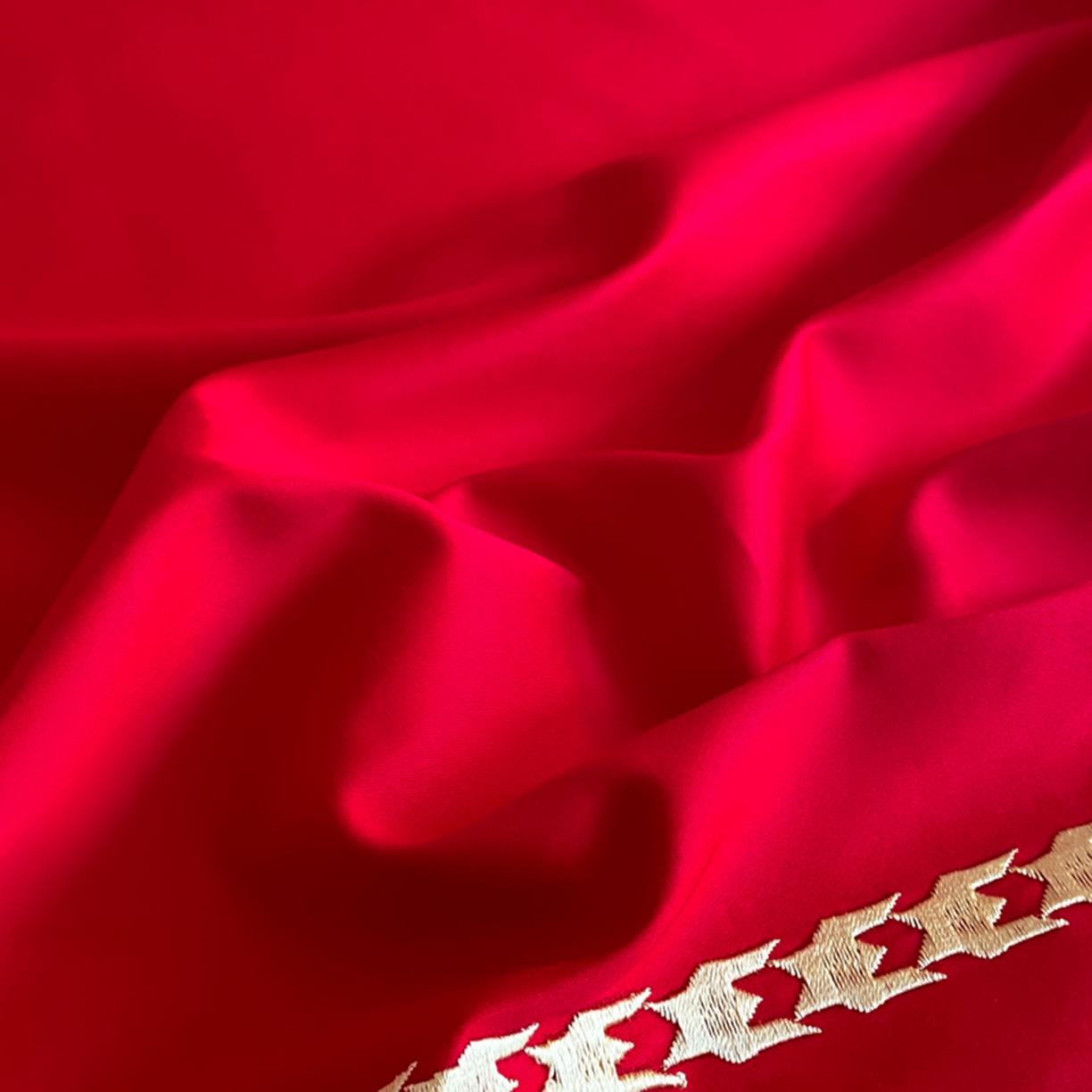 91家纺网 家纺一手货源 找家纺 博纳家纺 2025新款亲肤棉婚庆绣花款四件套 欧式风情