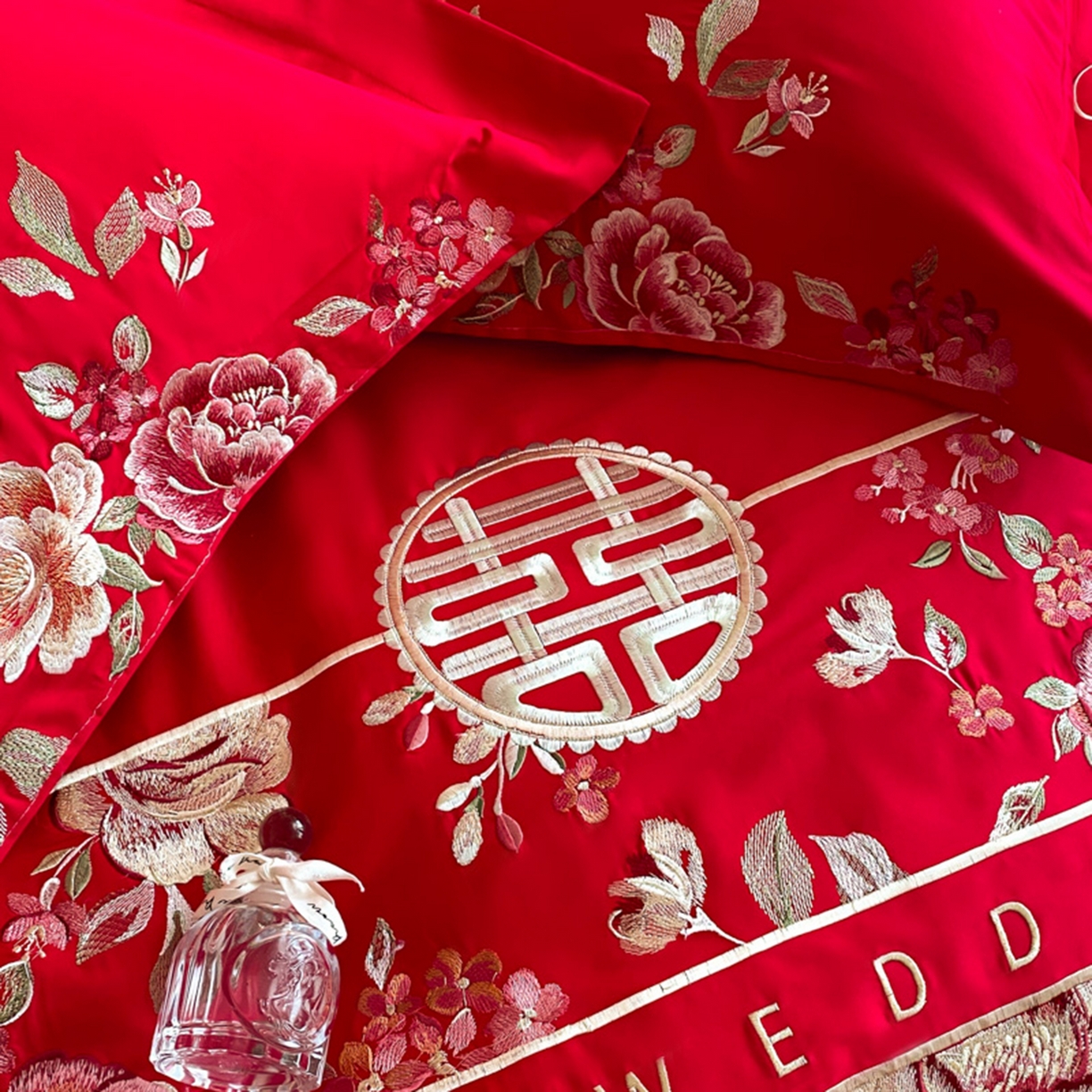 91家纺网 家纺一手货源 找家纺 博纳家纺 2025新款亲肤棉婚庆绣花款四件套 喜爱