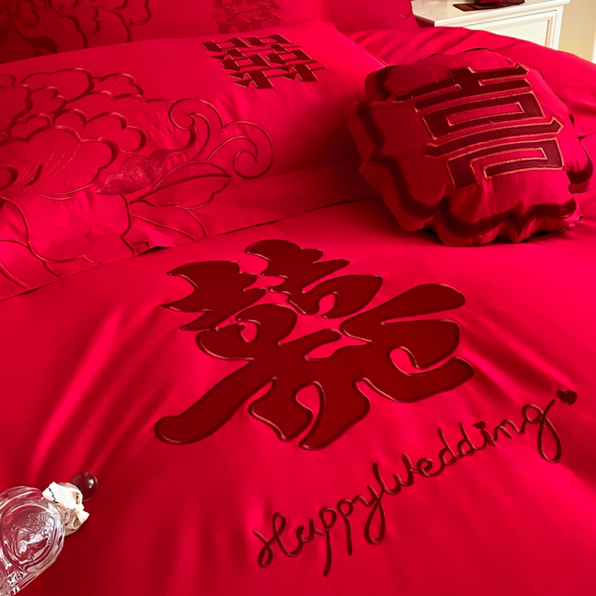 91家纺网 家纺一手货源 找家纺 博纳家纺 2025新款亲肤棉婚庆绣花款四件套 喜悦