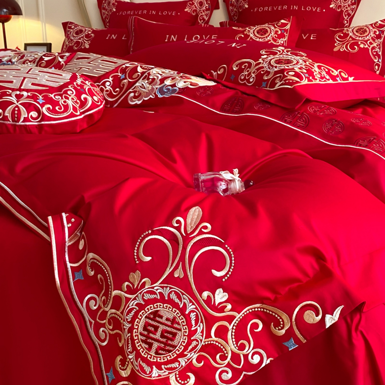 91家纺网 家纺一手货源 找家纺 博纳家纺 2025新款亲肤棉婚庆绣花款四件套 欢天喜地