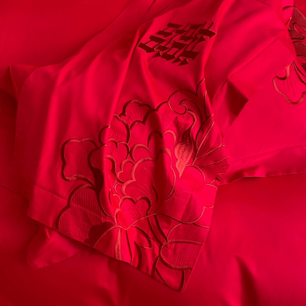 91家纺网 家纺一手货源 找家纺 博纳家纺 2025新款亲肤棉婚庆绣花款四件套 喜悦