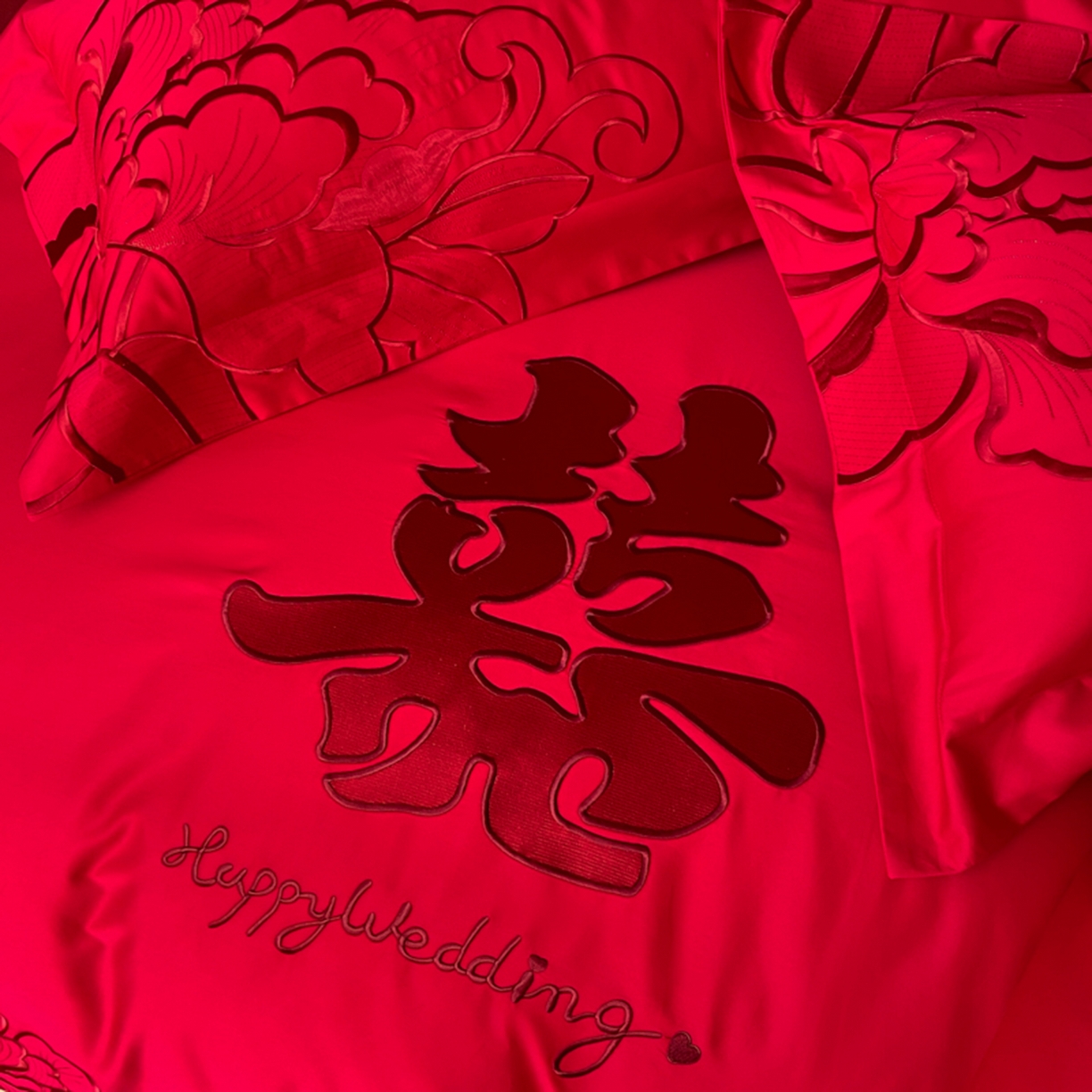 91家纺网 家纺一手货源 找家纺 博纳家纺 2025新款亲肤棉婚庆绣花款四件套 喜悦