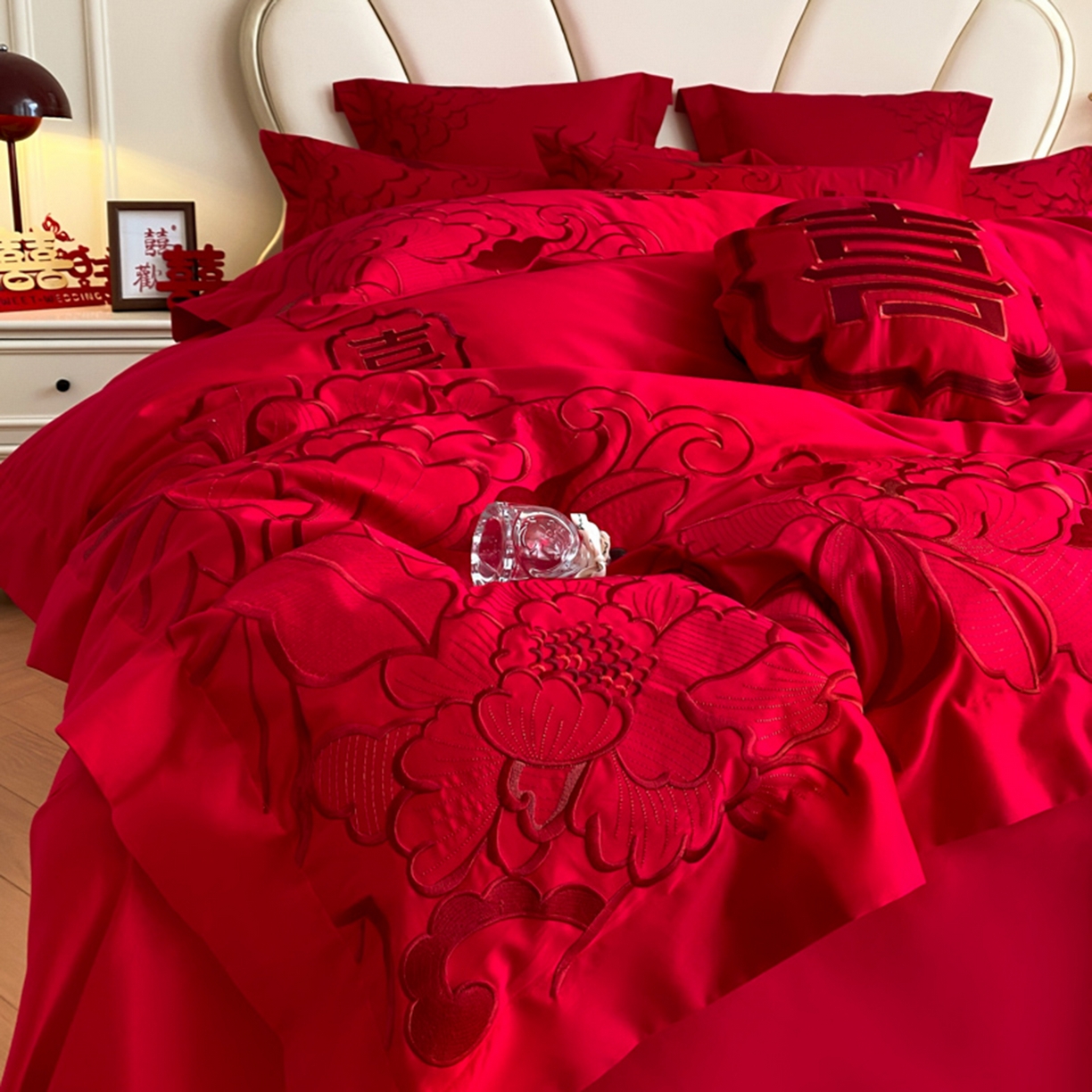 91家纺网 家纺一手货源 找家纺 博纳家纺 2025新款亲肤棉婚庆绣花款四件套 喜悦