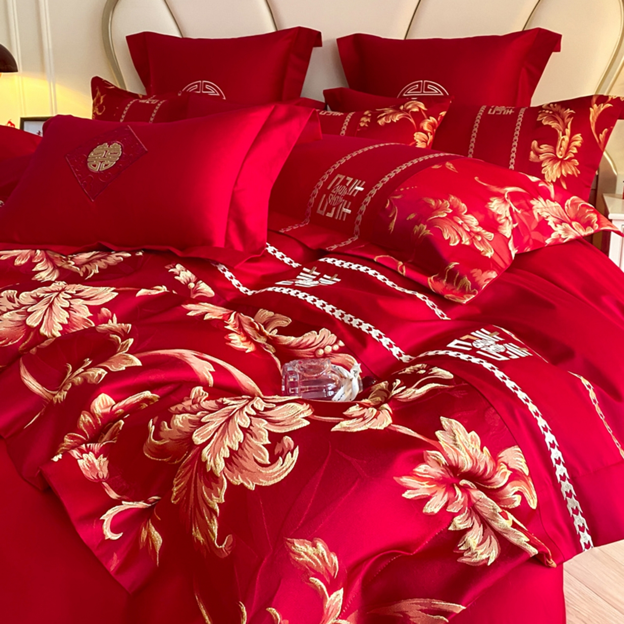 91家纺网 家纺一手货源 找家纺 博纳家纺 2025新款亲肤棉婚庆绣花款四件套 欧式风情