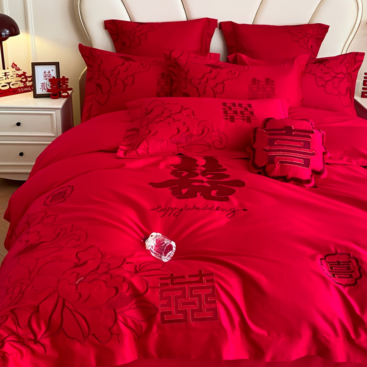 91家纺网 家纺一手货源 找家纺 博纳家纺 2025新款亲肤棉婚庆绣花款四件套 喜悦