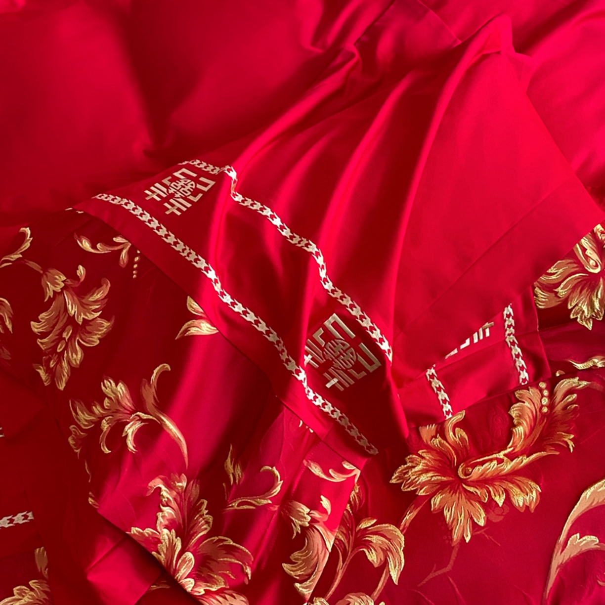 91家纺网 家纺一手货源 找家纺 博纳家纺 2025新款亲肤棉婚庆绣花款四件套 欧式风情