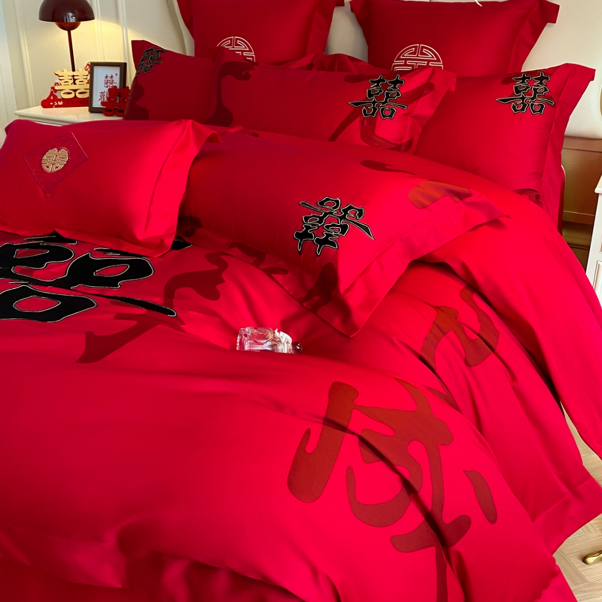 91家纺网 家纺一手货源 找家纺 博纳家纺 2025新款亲肤棉婚庆绣花款四件套 吾家大喜