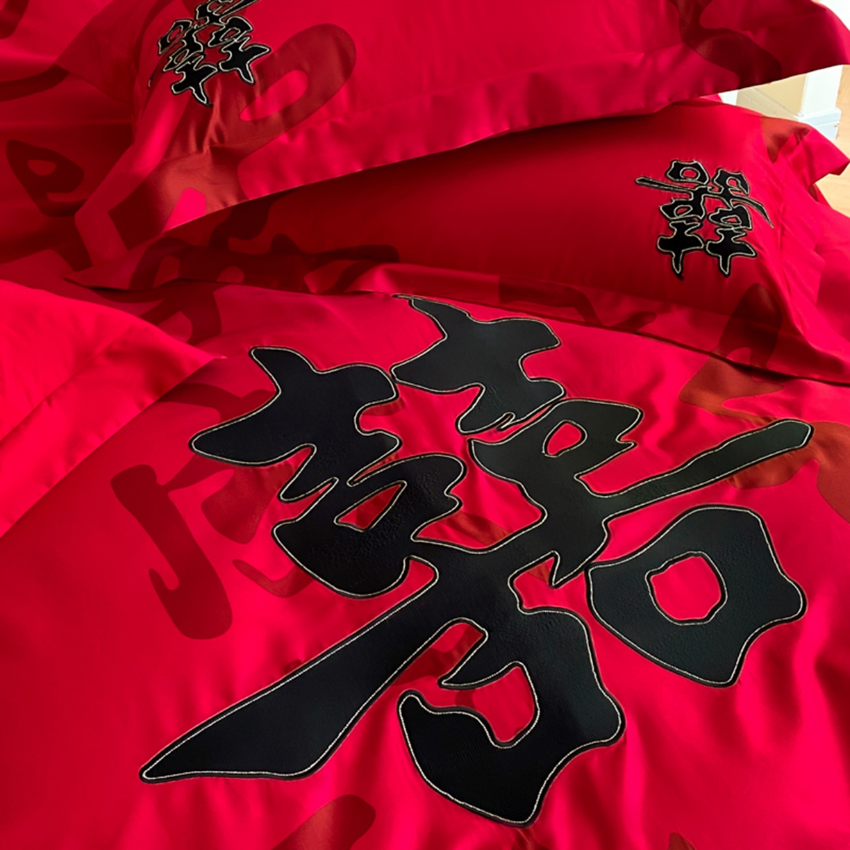 91家纺网 家纺一手货源 找家纺 博纳家纺 2025新款亲肤棉婚庆绣花款四件套 吾家大喜