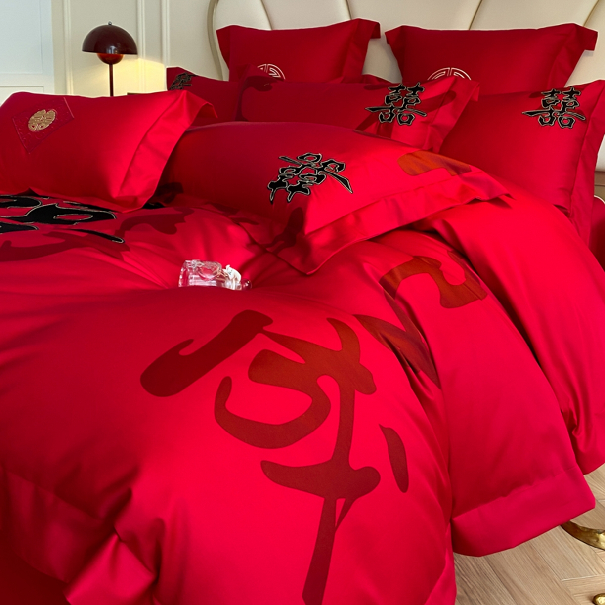 91家纺网 家纺一手货源 找家纺 博纳家纺 2025新款亲肤棉婚庆绣花款四件套 吾家大喜