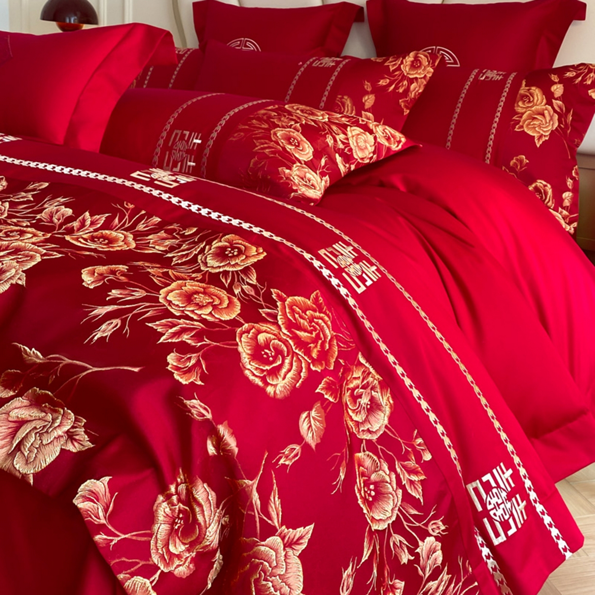 91家纺网 家纺一手货源 找家纺 博纳家纺 2025新款亲肤棉婚庆绣花款四件套 玫瑰庄园