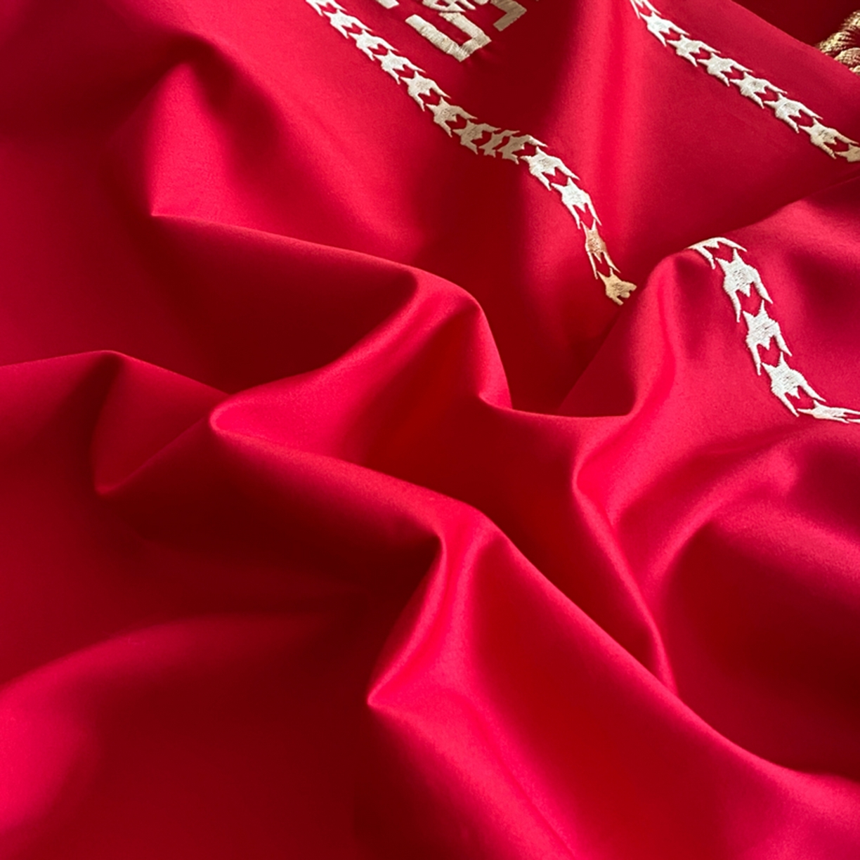 91家纺网 家纺一手货源 找家纺 博纳家纺 2025新款亲肤棉婚庆绣花款四件套 玫瑰庄园