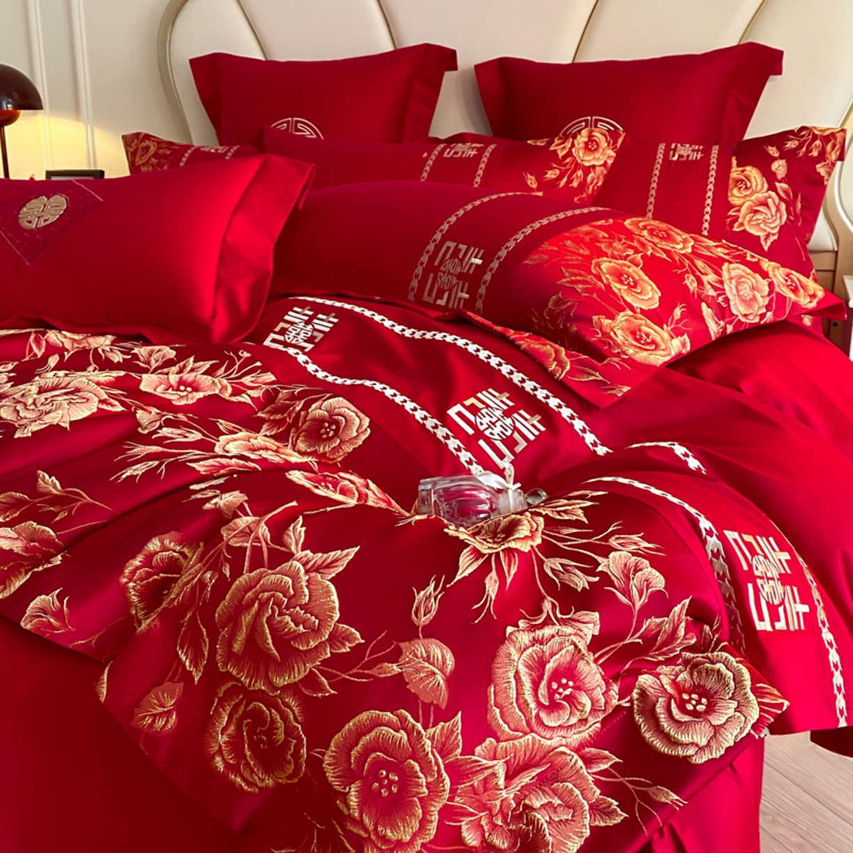 91家纺网 家纺一手货源 找家纺 博纳家纺 2025新款亲肤棉婚庆绣花款四件套 玫瑰庄园