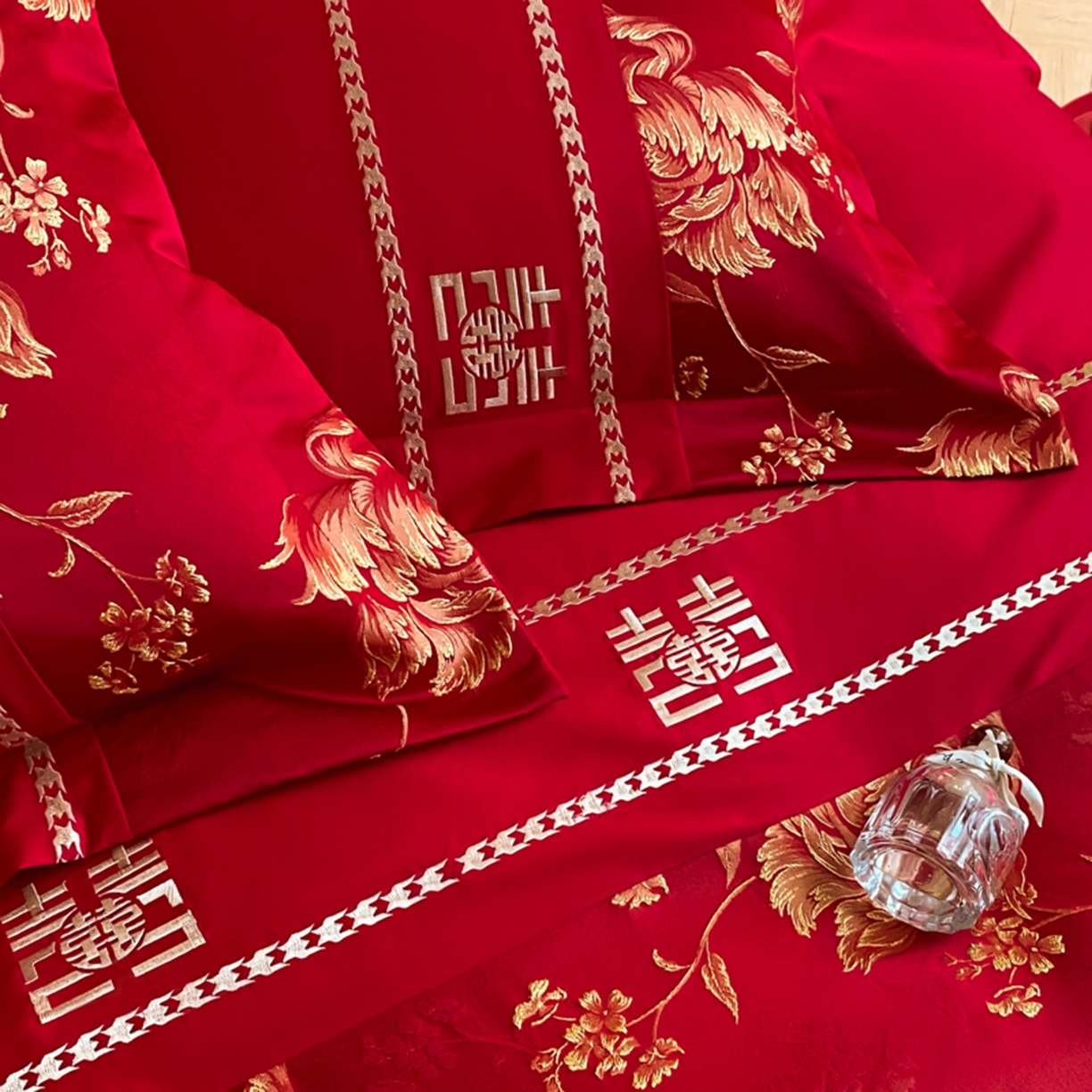 91家纺网 家纺一手货源 找家纺 博纳家纺 2025新款亲肤棉婚庆绣花款四件套 富贵传承