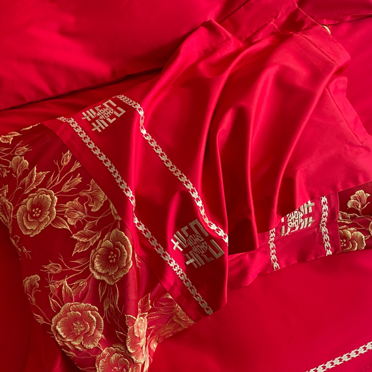 91家纺网 家纺一手货源 找家纺 博纳家纺 2025新款亲肤棉婚庆绣花款四件套 玫瑰庄园