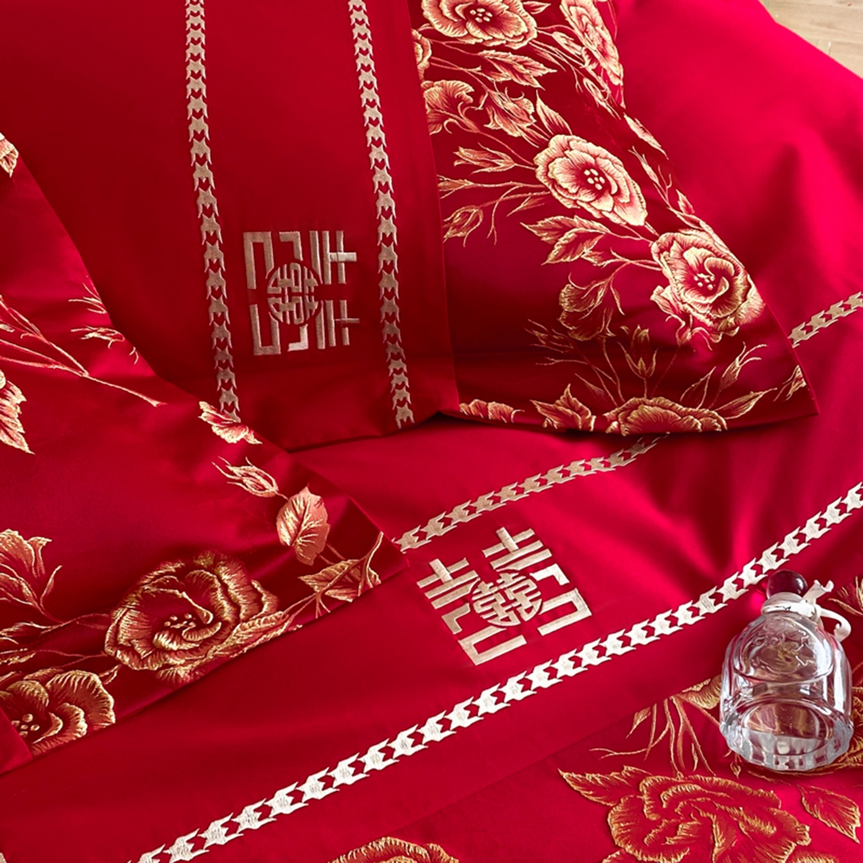 91家纺网 家纺一手货源 找家纺 博纳家纺 2025新款亲肤棉婚庆绣花款四件套 玫瑰庄园