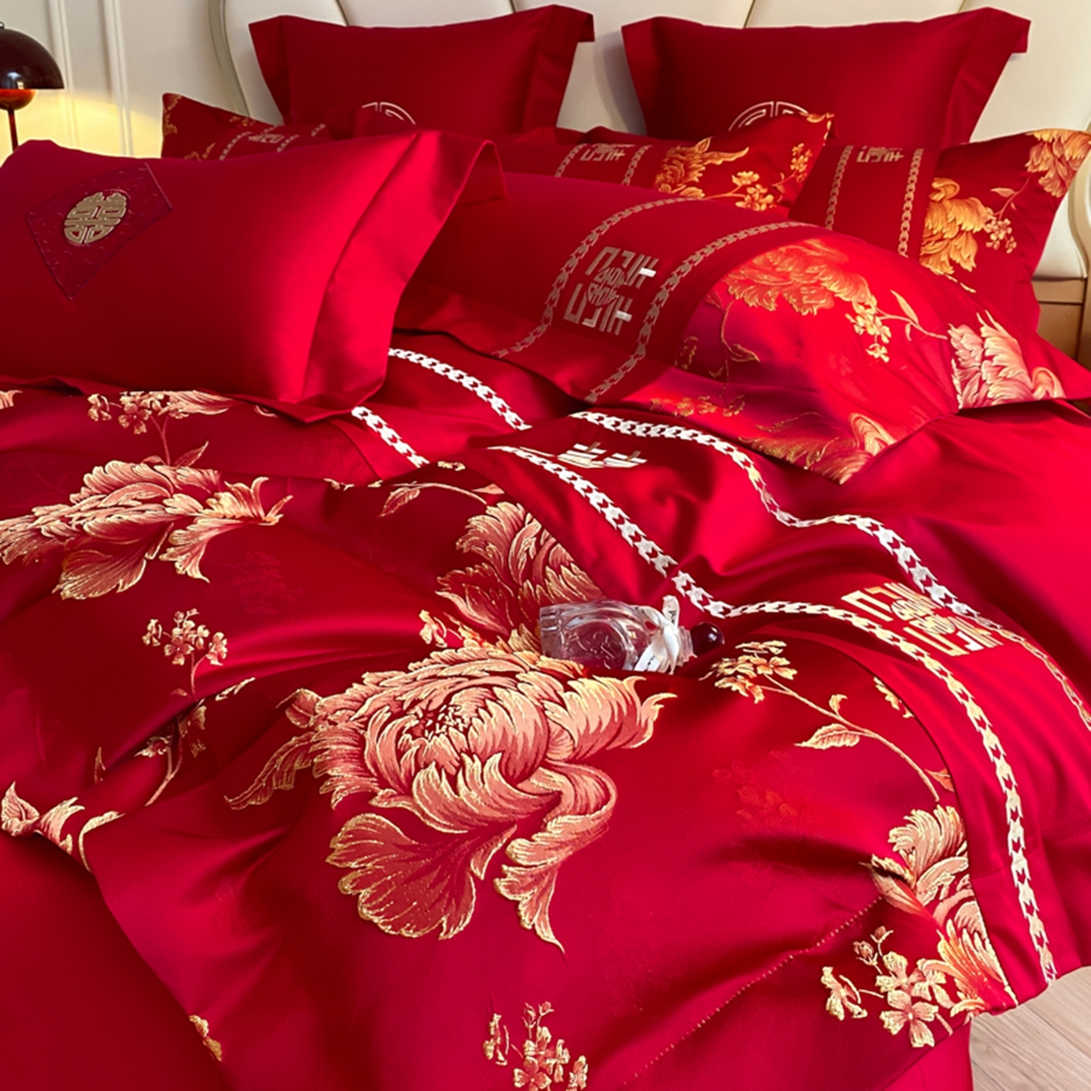 91家纺网 家纺一手货源 找家纺 博纳家纺 2025新款亲肤棉婚庆绣花款四件套 富贵传承