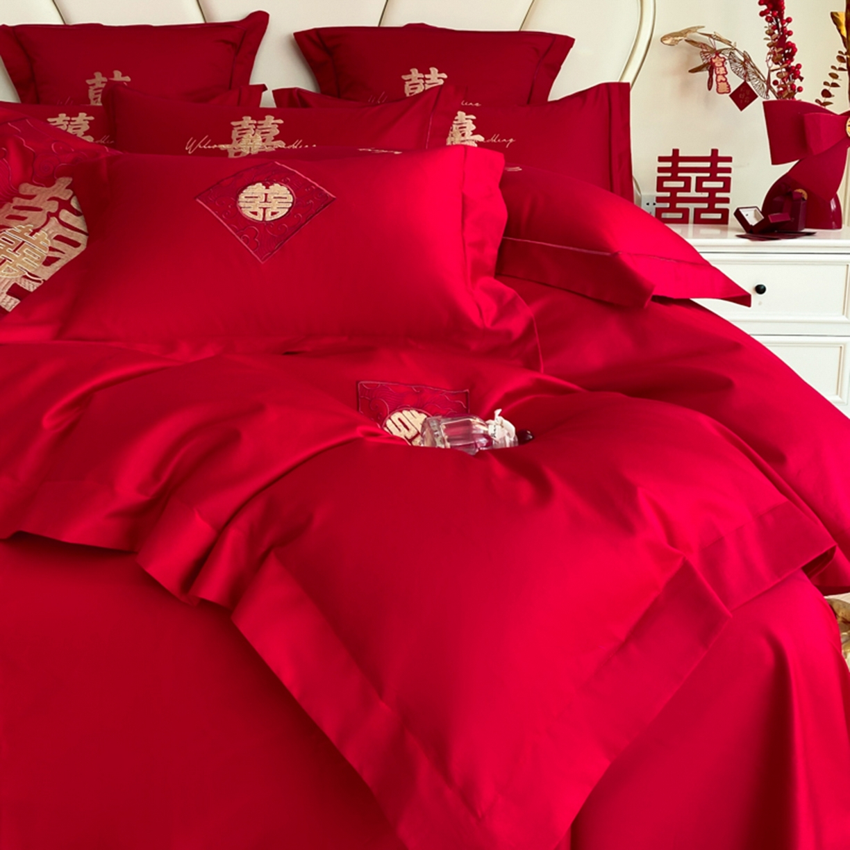 91家纺网 家纺一手货源 找家纺 博纳家纺 2025新款亲肤棉婚庆绣花款四件套 国色天香