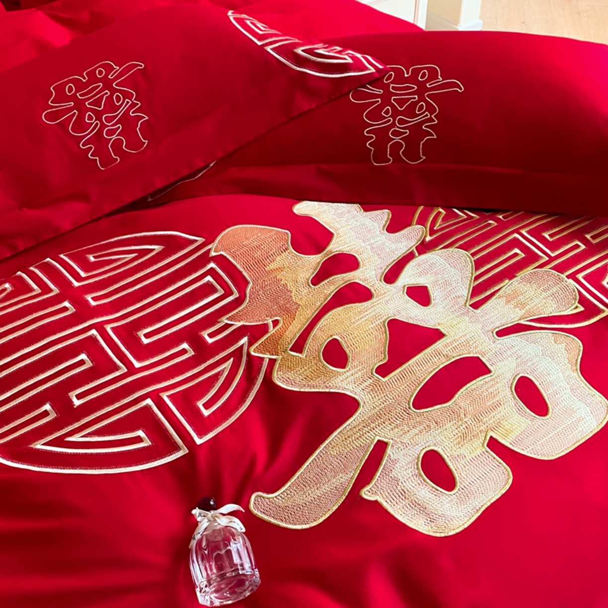 91家纺网 家纺一手货源 找家纺 博纳家纺 2025新款亲肤棉婚庆绣花款四件套 百喜纳福