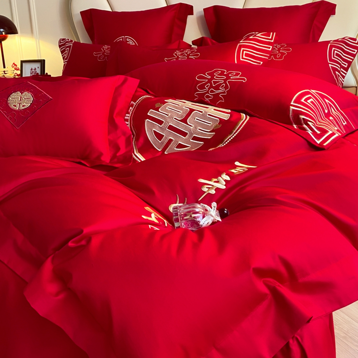 91家纺网 家纺一手货源 找家纺 博纳家纺 2025新款亲肤棉婚庆绣花款四件套 百喜纳福