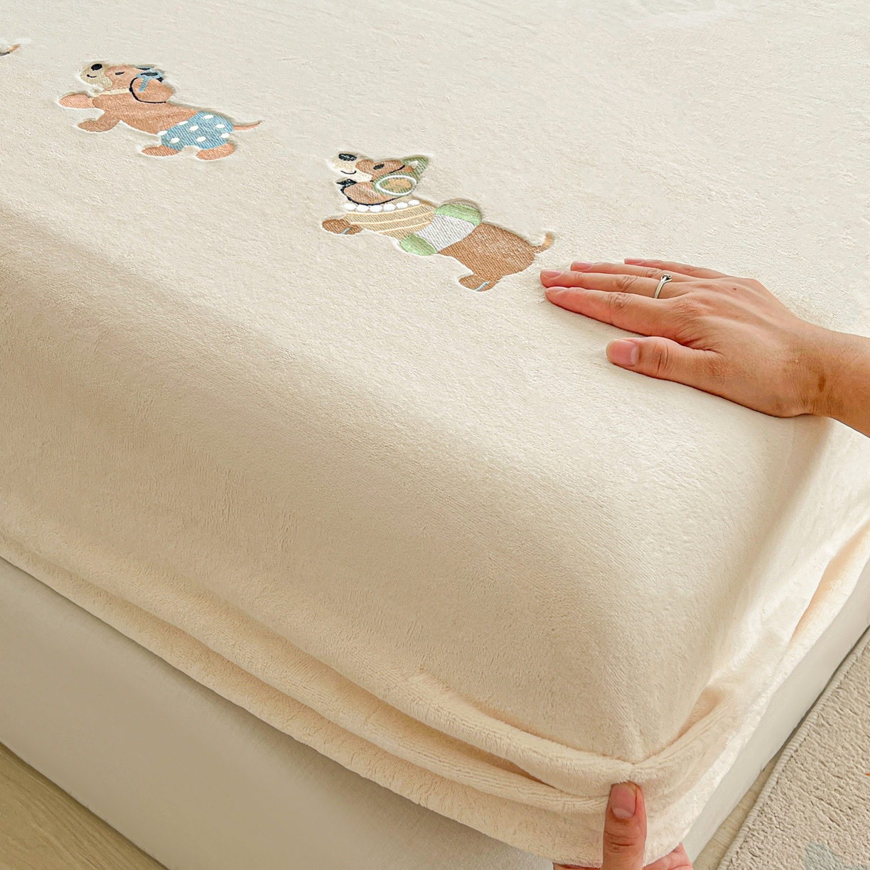 91家纺网 家纺一手货源 找家纺 （总）多乐家纺 2025新款高克重牛奶绒卡通刺绣单床笠床笠单件