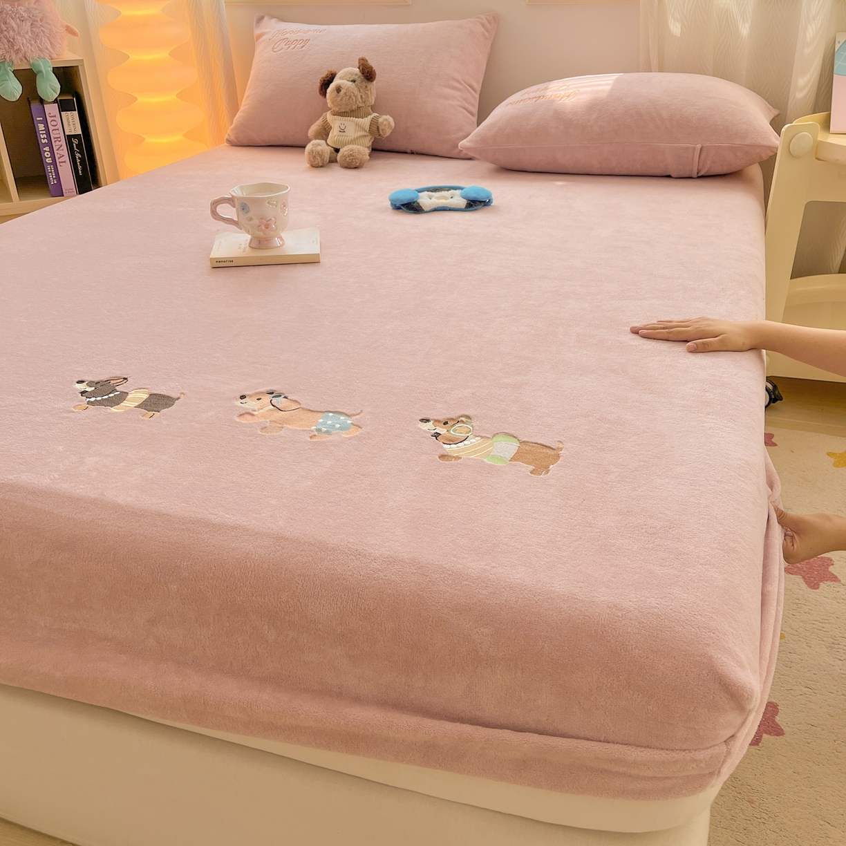 91家纺网 家纺一手货源 找家纺 多乐家纺 2025新款高克重牛奶绒卡通刺绣单床笠床笠单件 小狗-藕粉