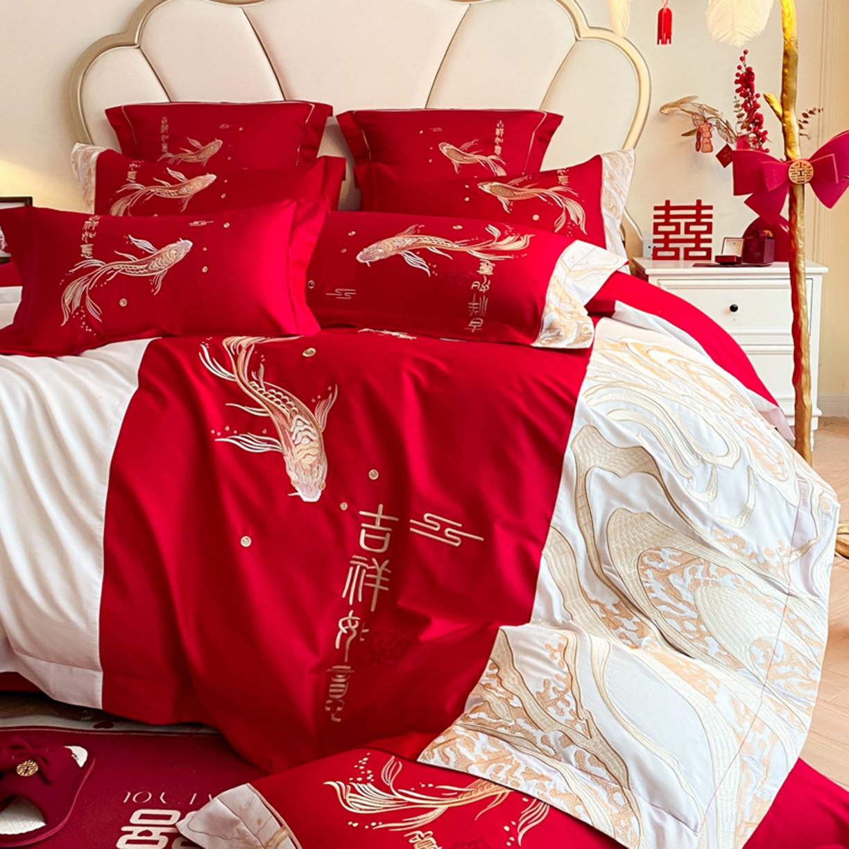 91家纺网 家纺一手货源 找家纺 博纳家纺 2025新款亲肤棉婚庆绣花款四件套 喜结连鲤