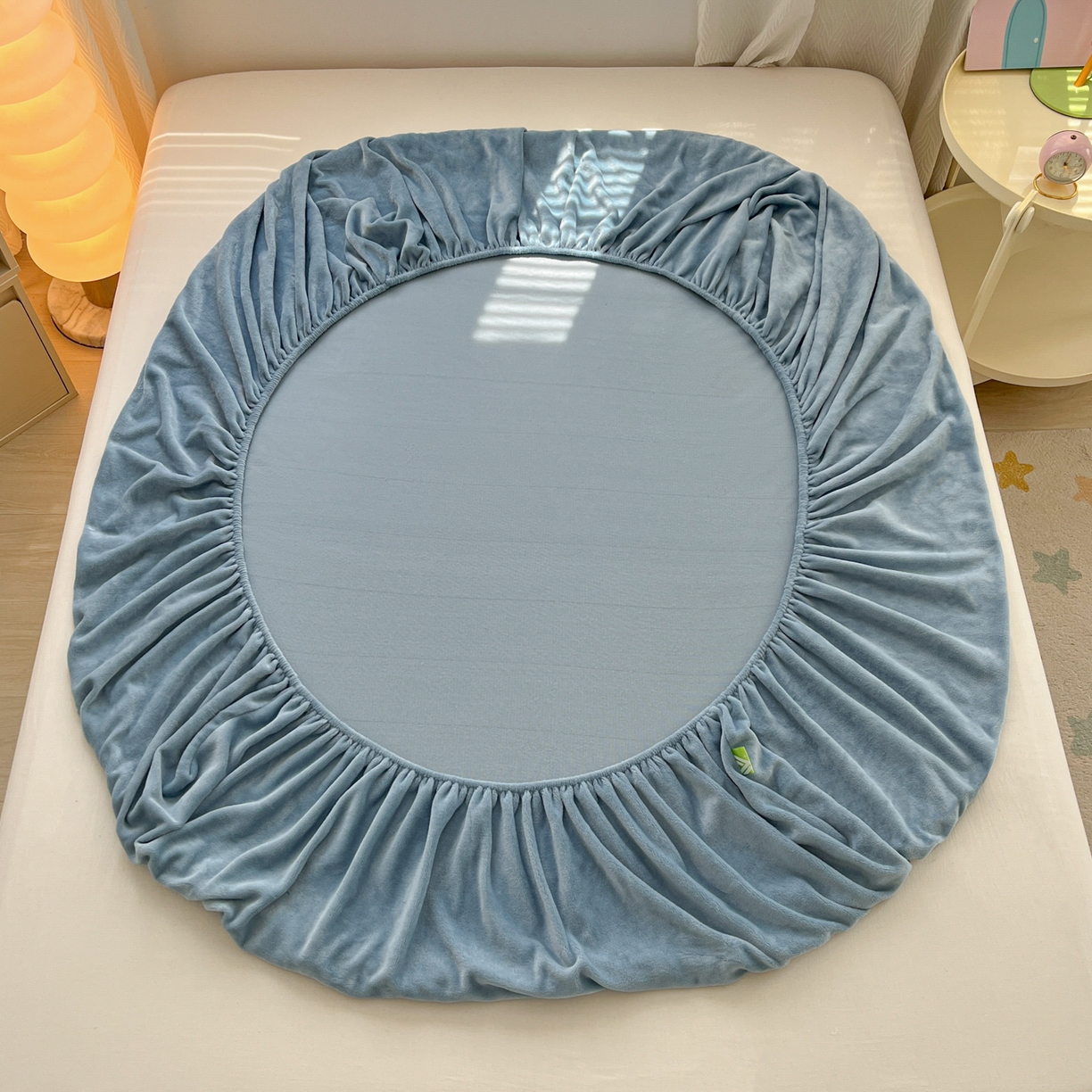 91家纺网 家纺一手货源 找家纺 多乐家纺 2025新款高克重牛奶绒卡通刺绣单床笠床笠单件 小狗-黛蓝