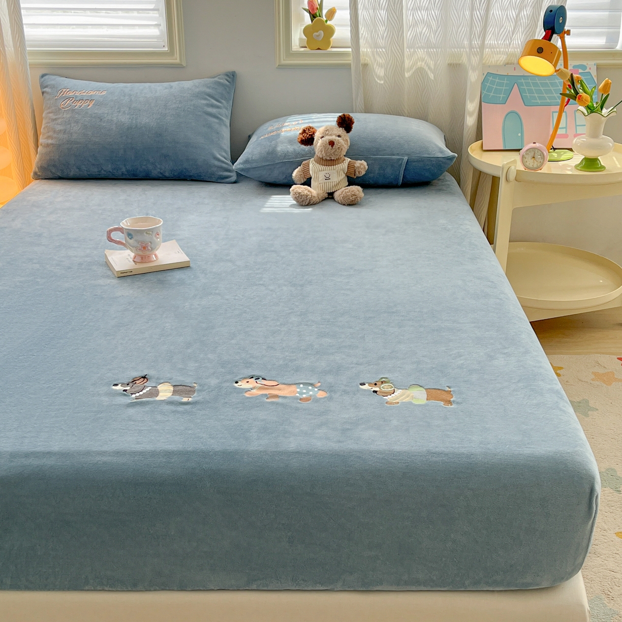 91家纺网 家纺一手货源 找家纺 多乐家纺 2025新款高克重牛奶绒卡通刺绣单床笠床笠单件 小狗-黛蓝