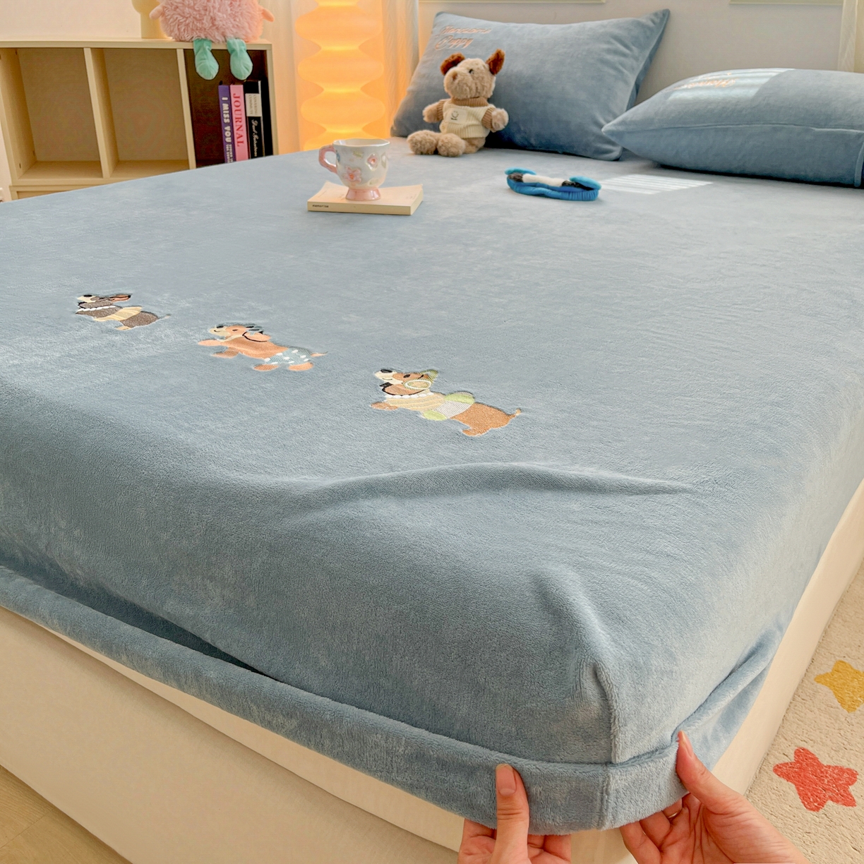 91家纺网 家纺一手货源 找家纺 多乐家纺 2025新款高克重牛奶绒卡通刺绣单床笠床笠单件 小狗-黛蓝