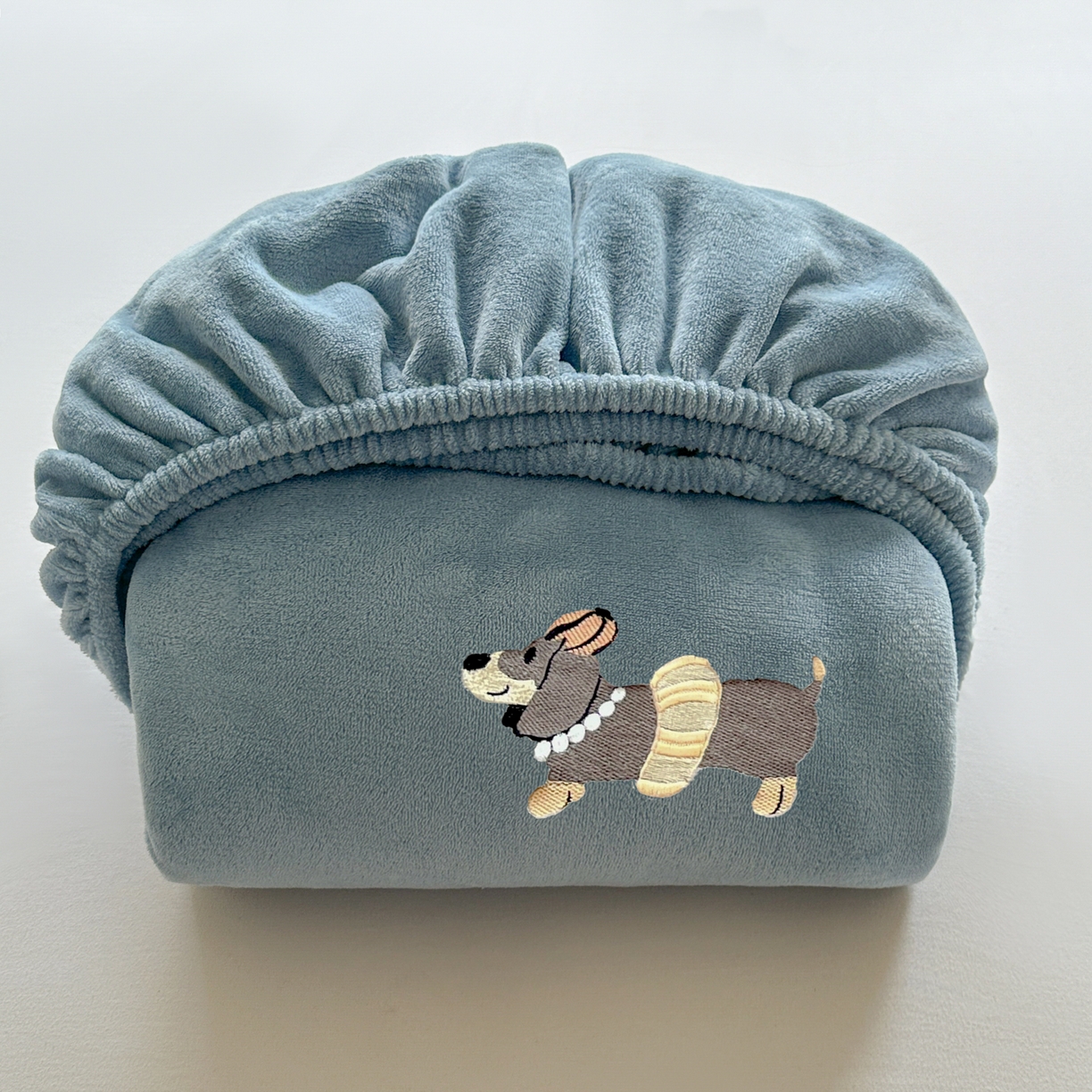 91家纺网 家纺一手货源 找家纺 多乐家纺 2025新款高克重牛奶绒卡通刺绣单床笠床笠单件 小狗-黛蓝