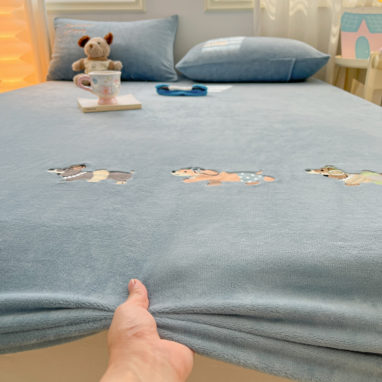 91家纺网 家纺一手货源 找家纺 多乐家纺 2025新款高克重牛奶绒卡通刺绣单床笠床笠单件 小狗-黛蓝