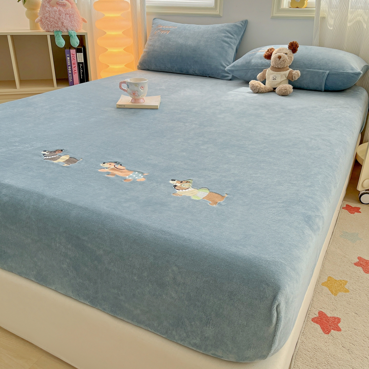 91家纺网 家纺一手货源 找家纺 多乐家纺 2025新款高克重牛奶绒卡通刺绣单床笠床笠单件 小狗-黛蓝