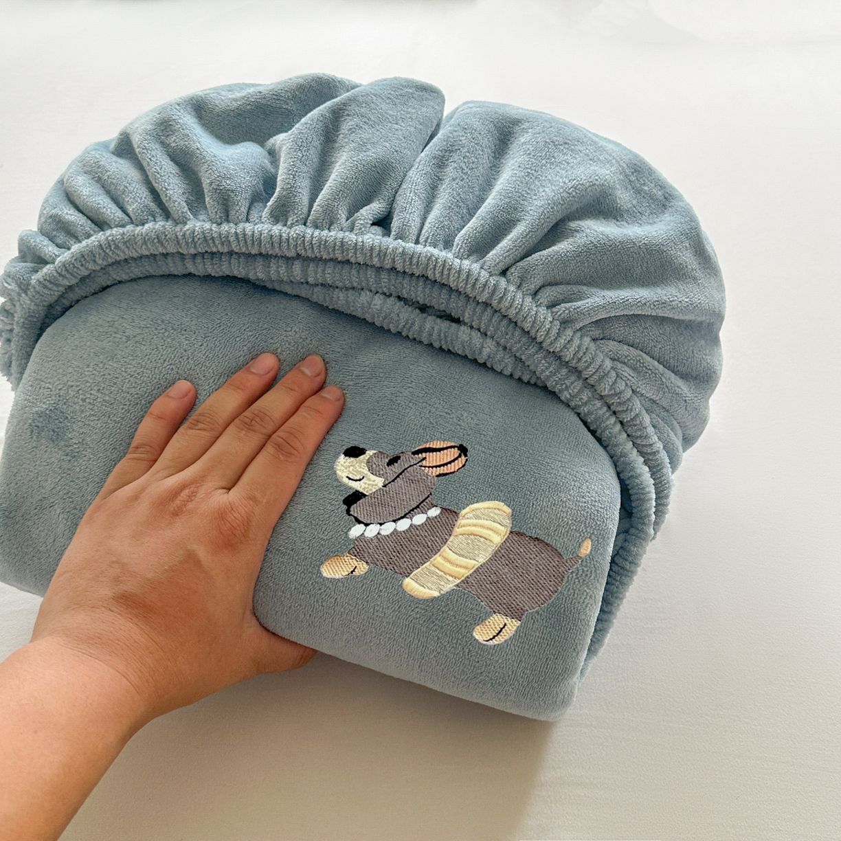 91家纺网 家纺一手货源 找家纺 多乐家纺 2025新款高克重牛奶绒卡通刺绣单床笠床笠单件 小狗-黛蓝