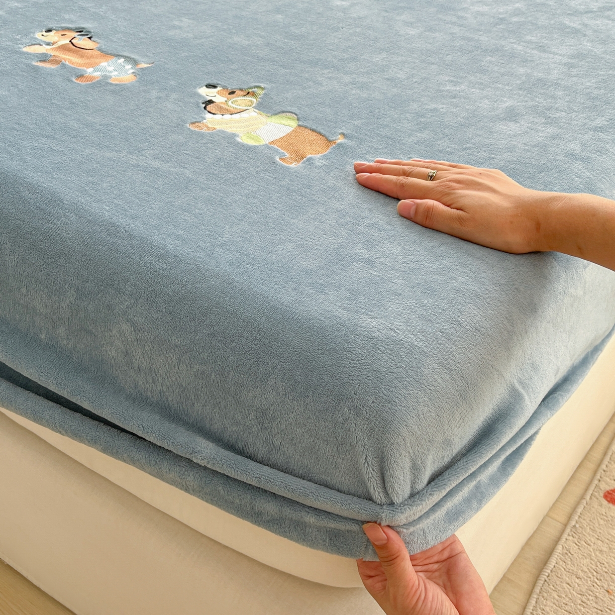 91家纺网 家纺一手货源 找家纺 多乐家纺 2025新款高克重牛奶绒卡通刺绣单床笠床笠单件 小狗-黛蓝