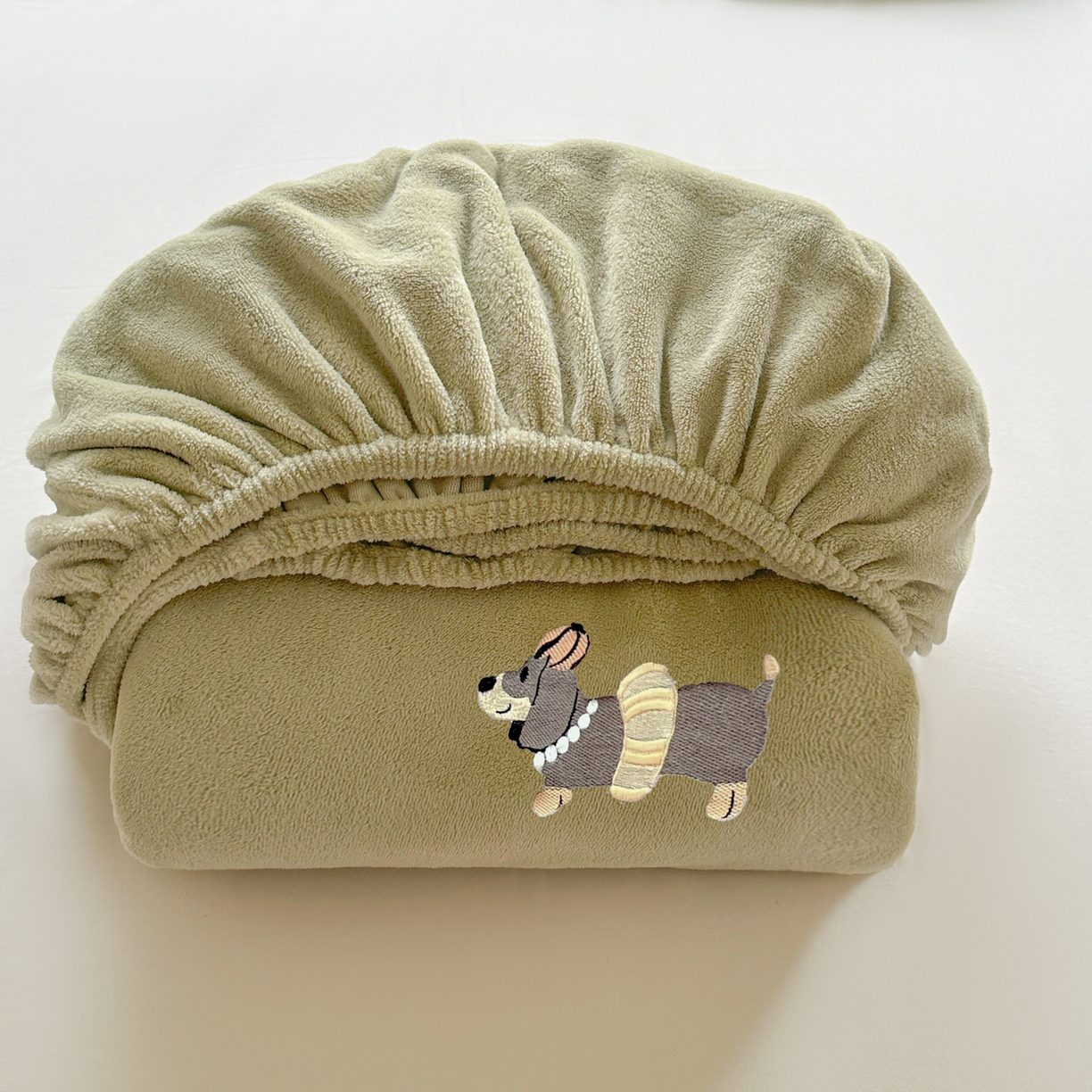 91家纺网 家纺一手货源 找家纺 多乐家纺 2025新款高克重牛奶绒卡通刺绣单床笠床笠单件 小狗-橄榄绿