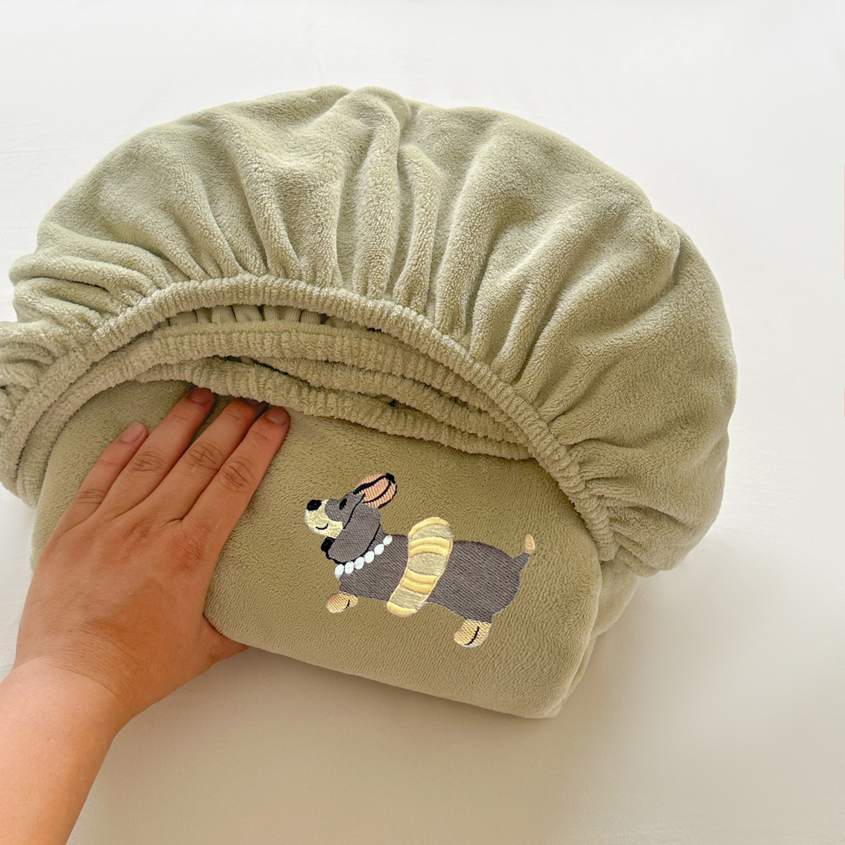 91家纺网 家纺一手货源 找家纺 多乐家纺 2025新款高克重牛奶绒卡通刺绣单床笠床笠单件 小狗-橄榄绿