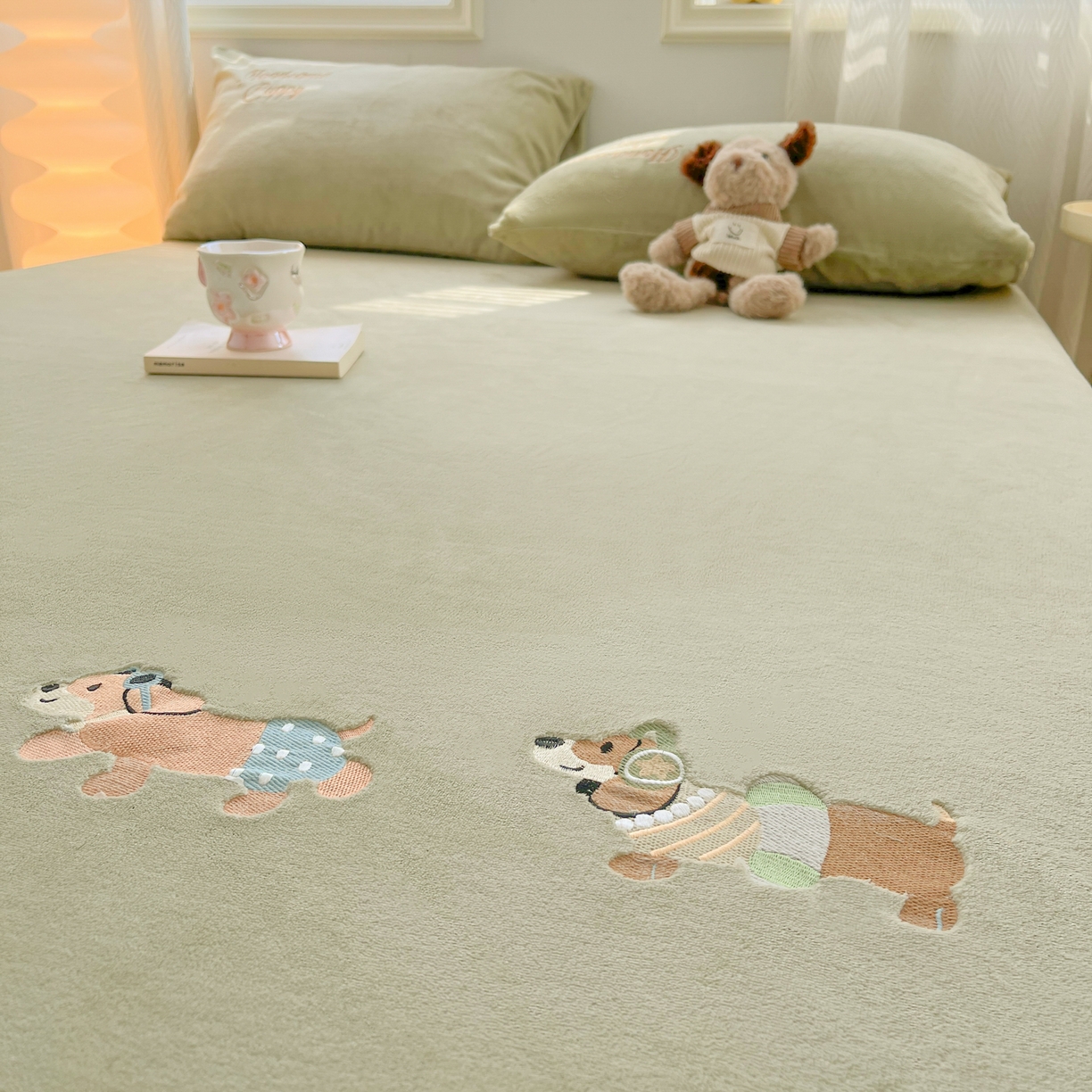 91家纺网 家纺一手货源 找家纺 多乐家纺 2025新款高克重牛奶绒卡通刺绣单床笠床笠单件 小狗-橄榄绿