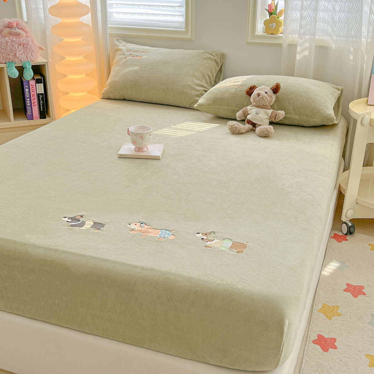 91家纺网 家纺一手货源 找家纺 多乐家纺 2025新款高克重牛奶绒卡通刺绣单床笠床笠单件 小狗-橄榄绿