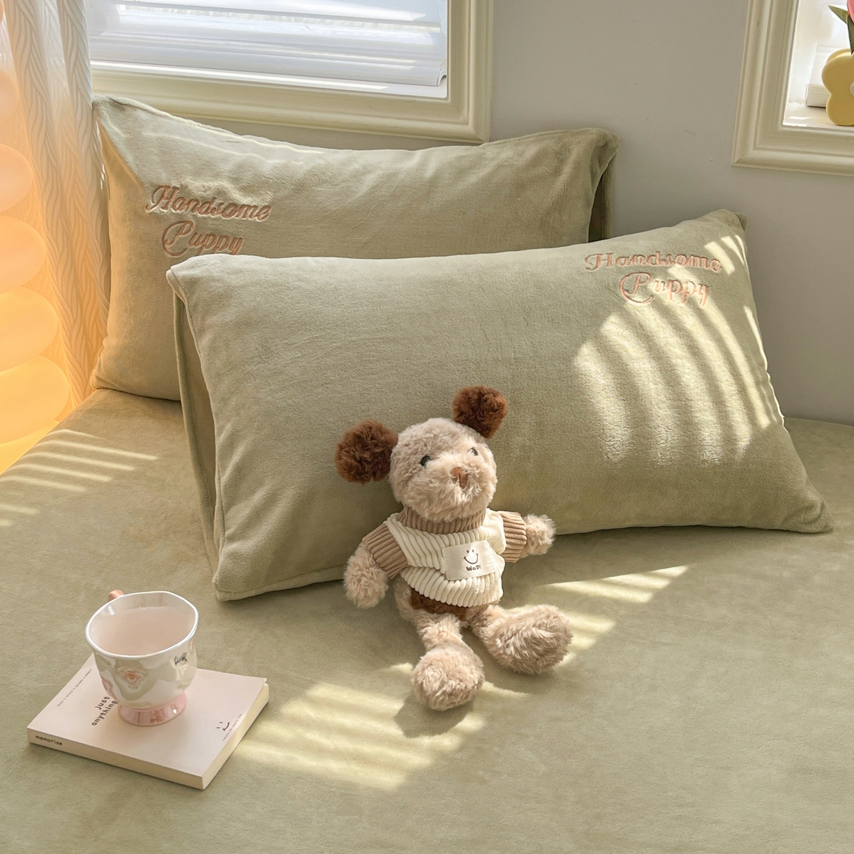 91家纺网 家纺一手货源 找家纺 多乐家纺 2025新款高克重牛奶绒卡通刺绣单床笠床笠单件 小狗-橄榄绿