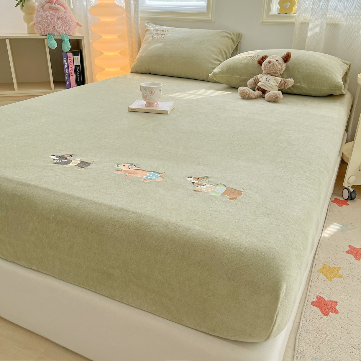 91家纺网 家纺一手货源 找家纺 多乐家纺 2025新款高克重牛奶绒卡通刺绣单床笠床笠单件 小狗-橄榄绿