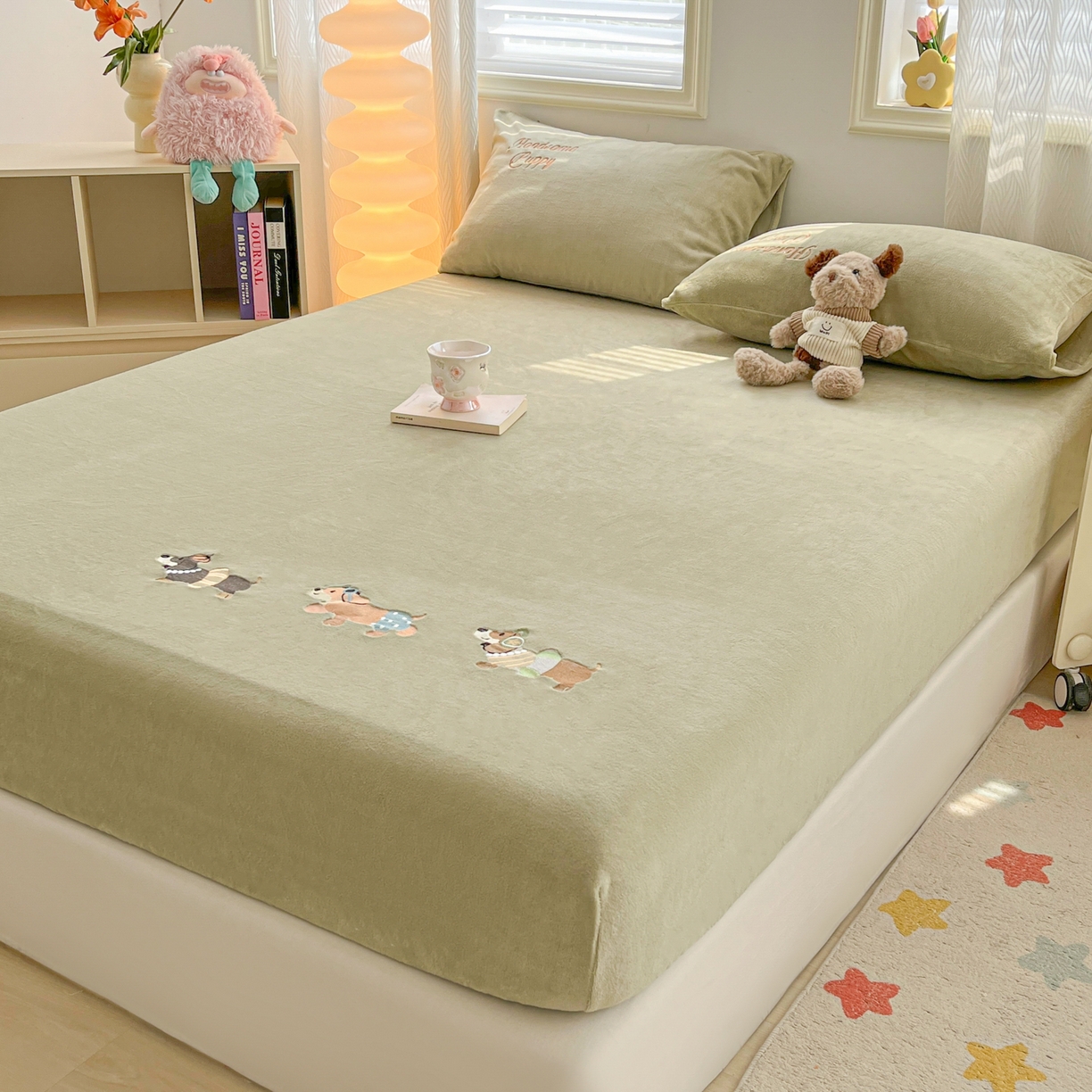 91家纺网 家纺一手货源 找家纺 多乐家纺 2025新款高克重牛奶绒卡通刺绣单床笠床笠单件 小狗-橄榄绿