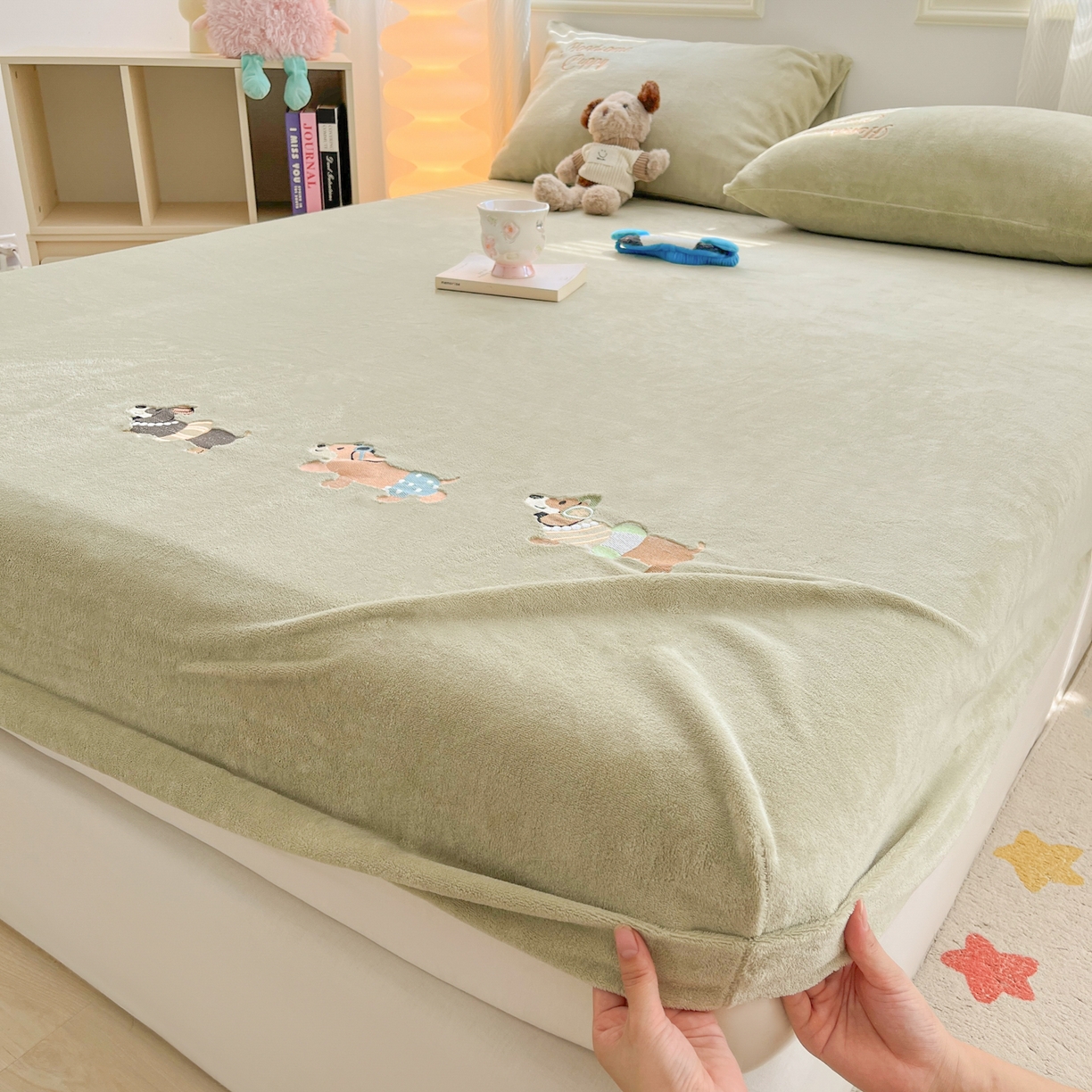 91家纺网 家纺一手货源 找家纺 多乐家纺 2025新款高克重牛奶绒卡通刺绣单床笠床笠单件 小狗-橄榄绿