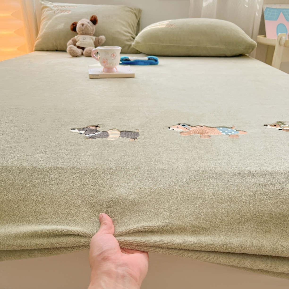 91家纺网 家纺一手货源 找家纺 多乐家纺 2025新款高克重牛奶绒卡通刺绣单床笠床笠单件 小狗-橄榄绿