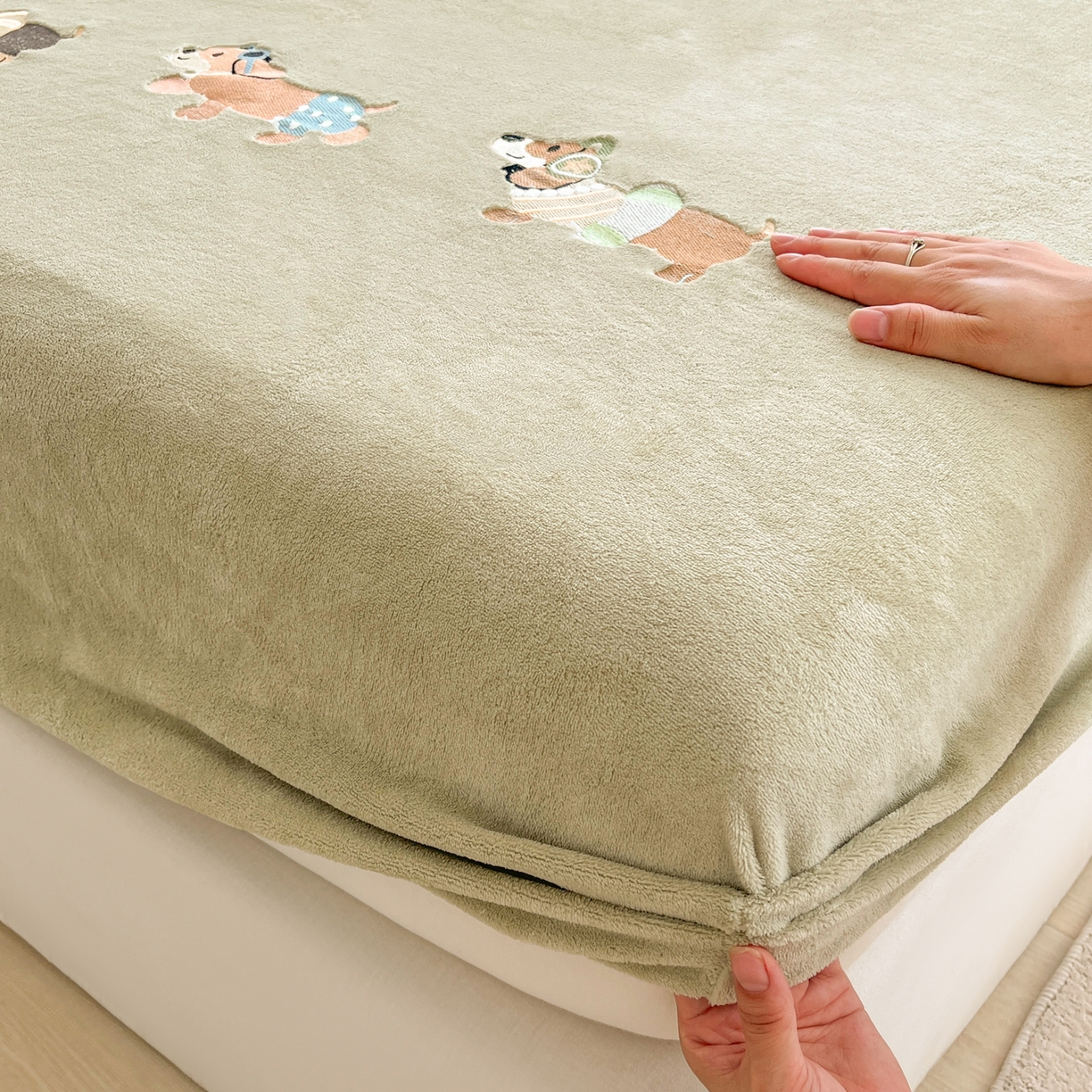 91家纺网 家纺一手货源 找家纺 多乐家纺 2025新款高克重牛奶绒卡通刺绣单床笠床笠单件 小狗-橄榄绿