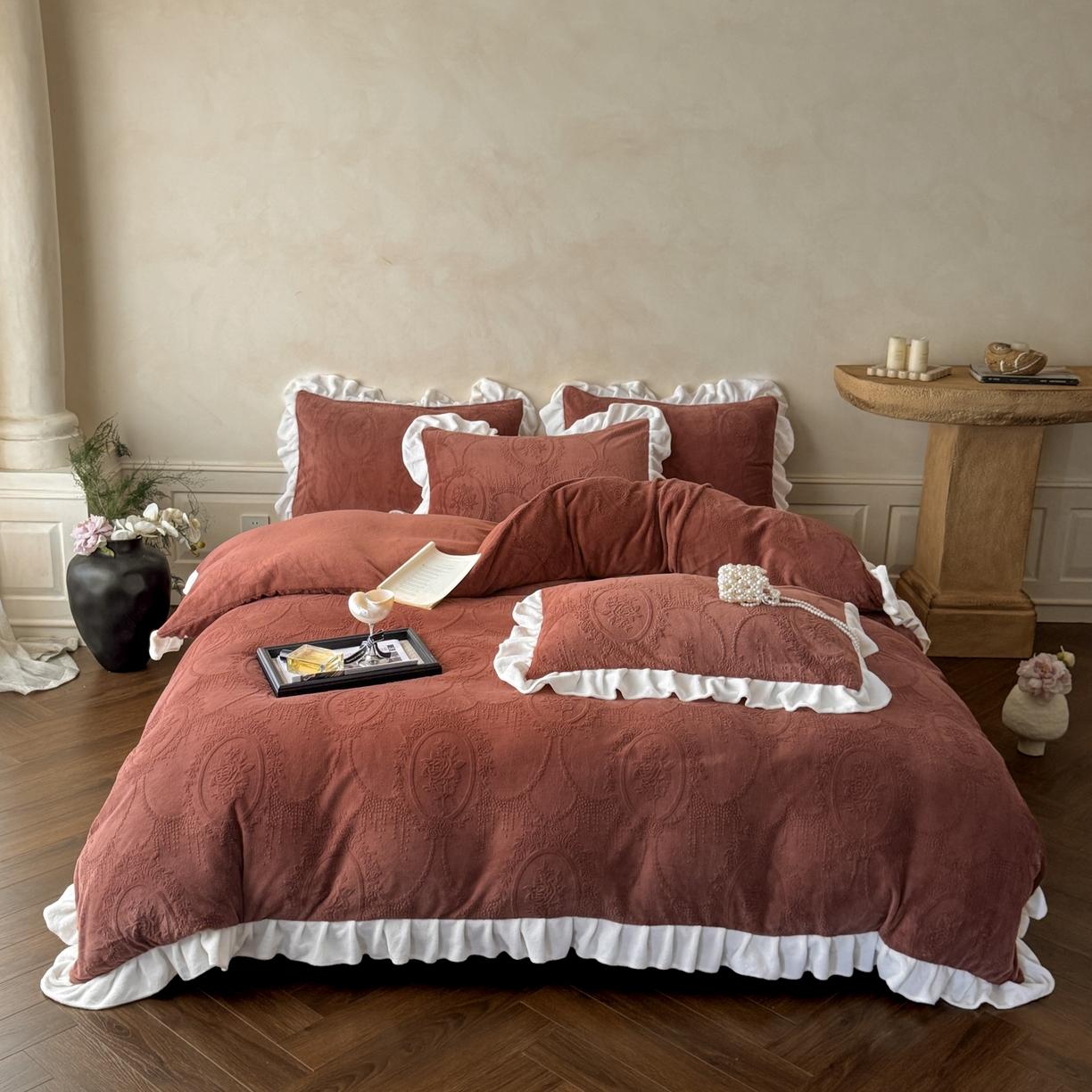 91家纺网 家纺一手货源 找家纺 （总）慕澄家纺 2025新款高克重牛奶绒花边款雕花四件套