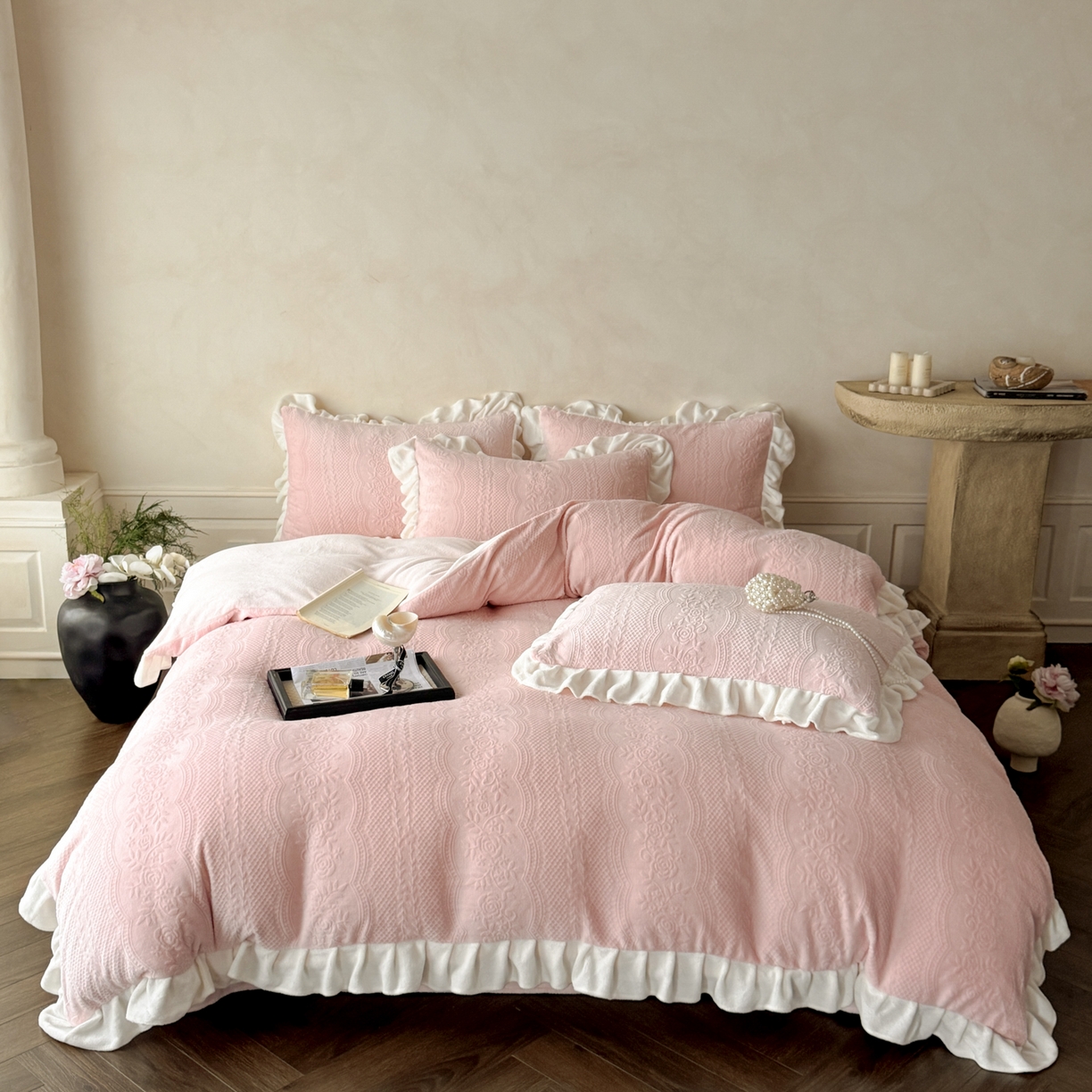 91家纺网 家纺一手货源 找家纺 （总）慕澄家纺 2025新款高克重牛奶绒花边款雕花四件套