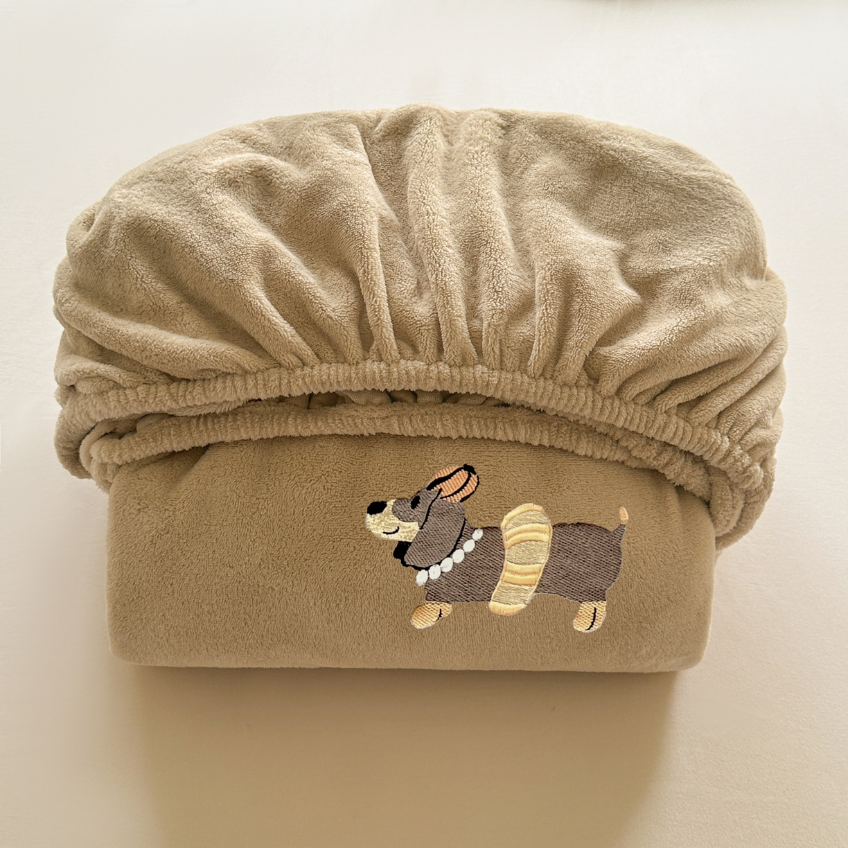 91家纺网 家纺一手货源 找家纺 多乐家纺 2025新款高克重牛奶绒卡通刺绣单床笠床笠单件 小狗-卡其