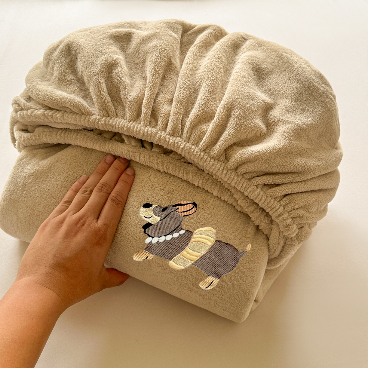 91家纺网 家纺一手货源 找家纺 多乐家纺 2025新款高克重牛奶绒卡通刺绣单床笠床笠单件 小狗-卡其