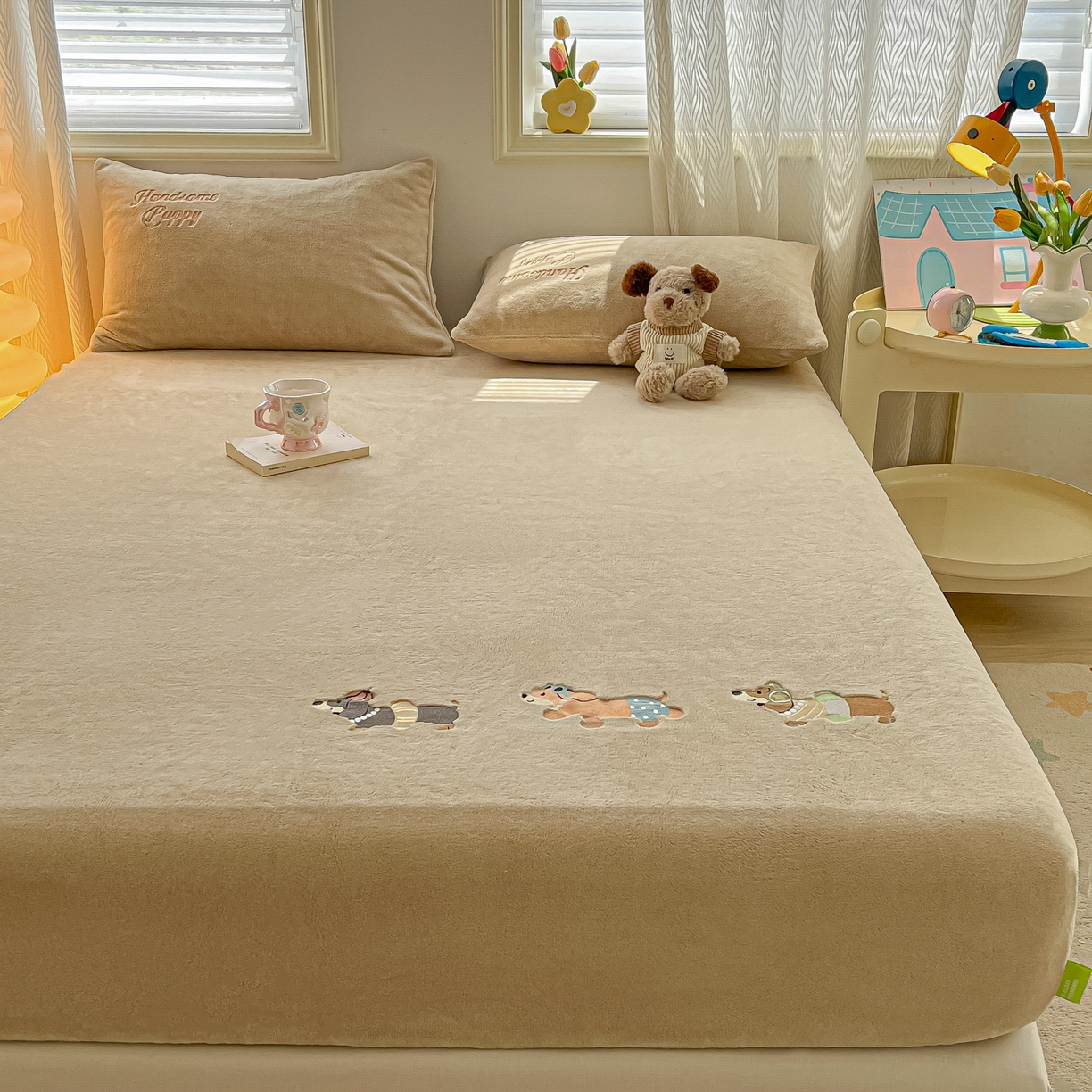 91家纺网 家纺一手货源 找家纺 多乐家纺 2025新款高克重牛奶绒卡通刺绣单床笠床笠单件 小狗-卡其